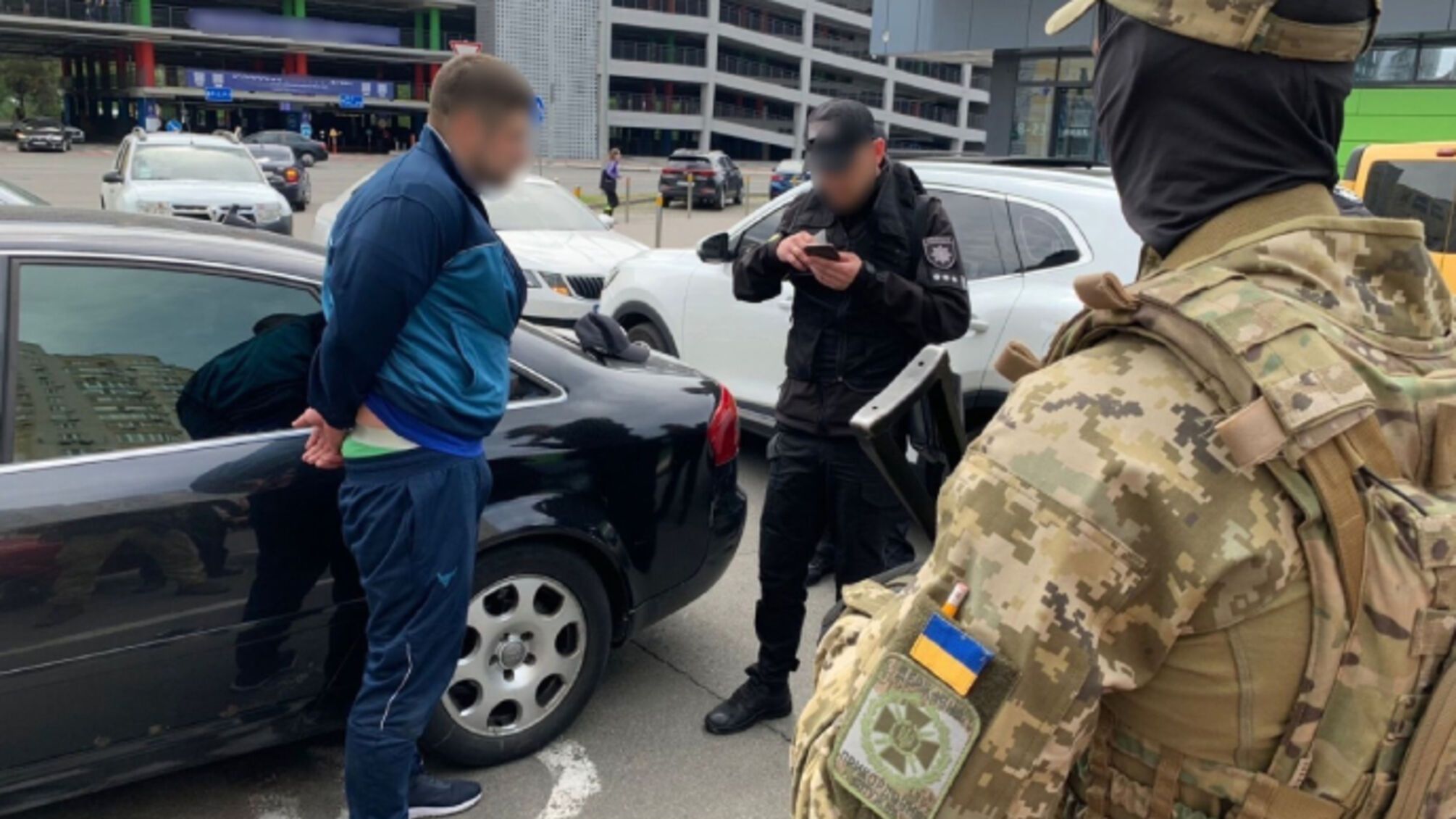 Житель Києва брав по $9000 за переправку призовників до Молдови  