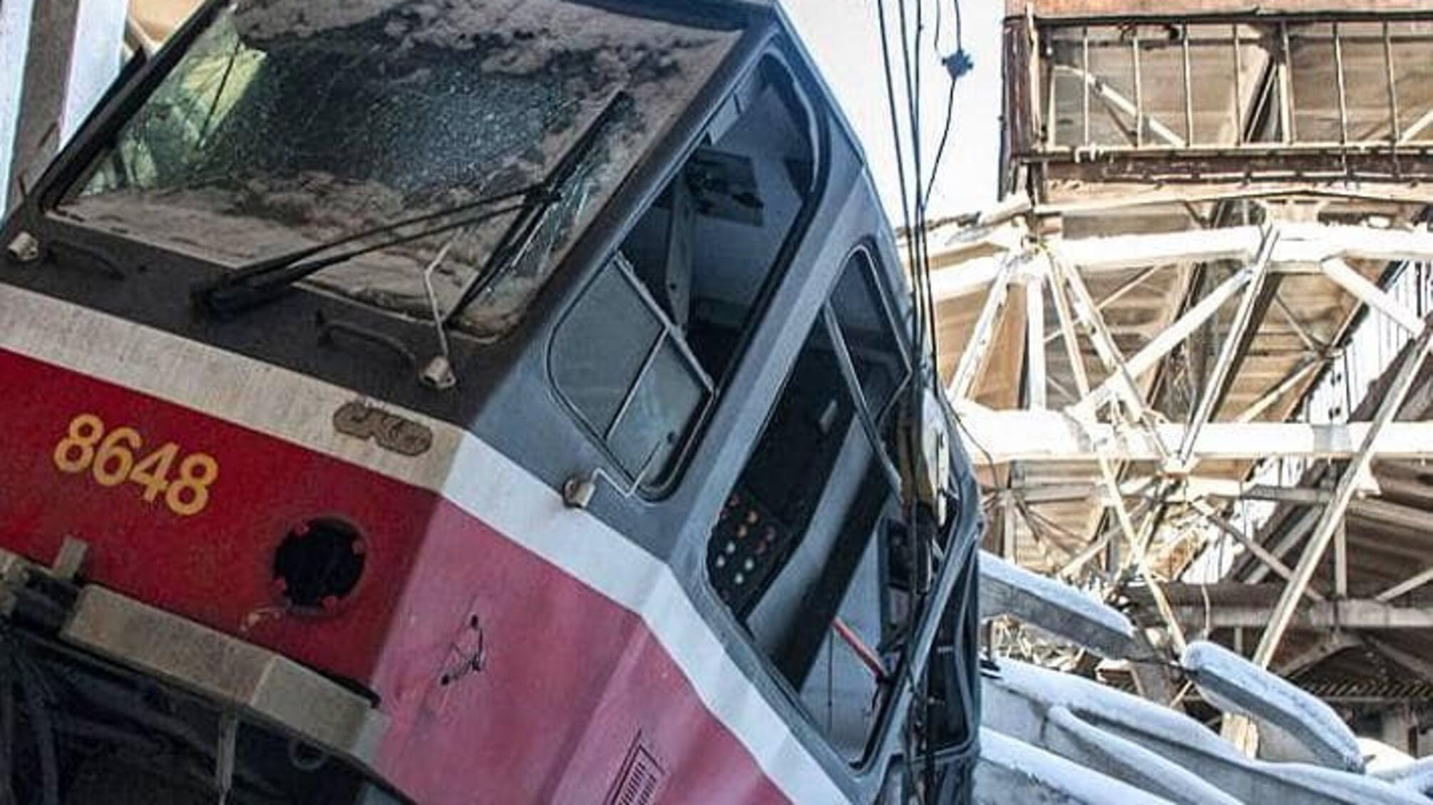 трамвай після обстрілу армії рф