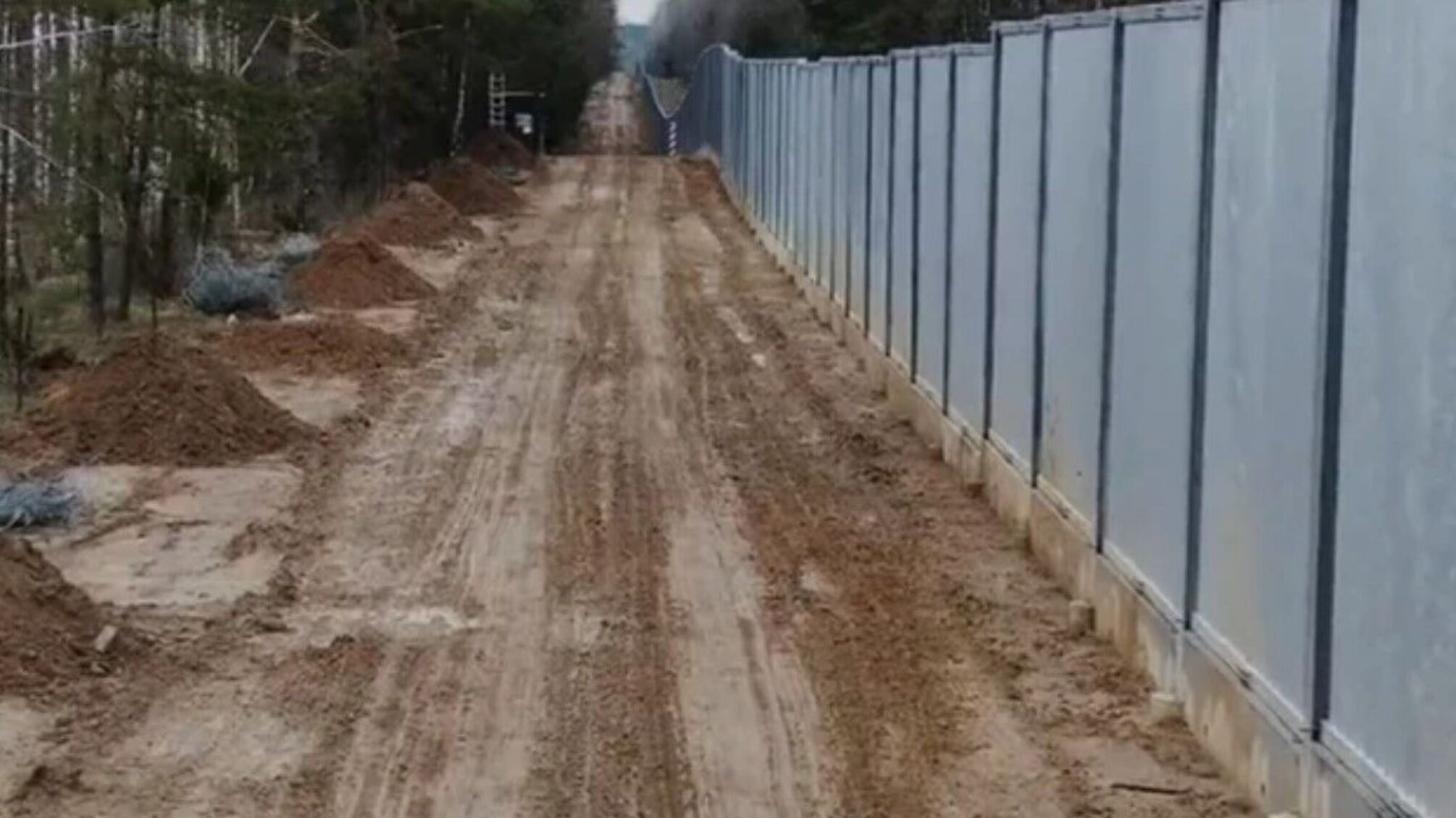 Польща збудувала паркан на кордоні з Білоруссю, і його вже хтось підкопав
