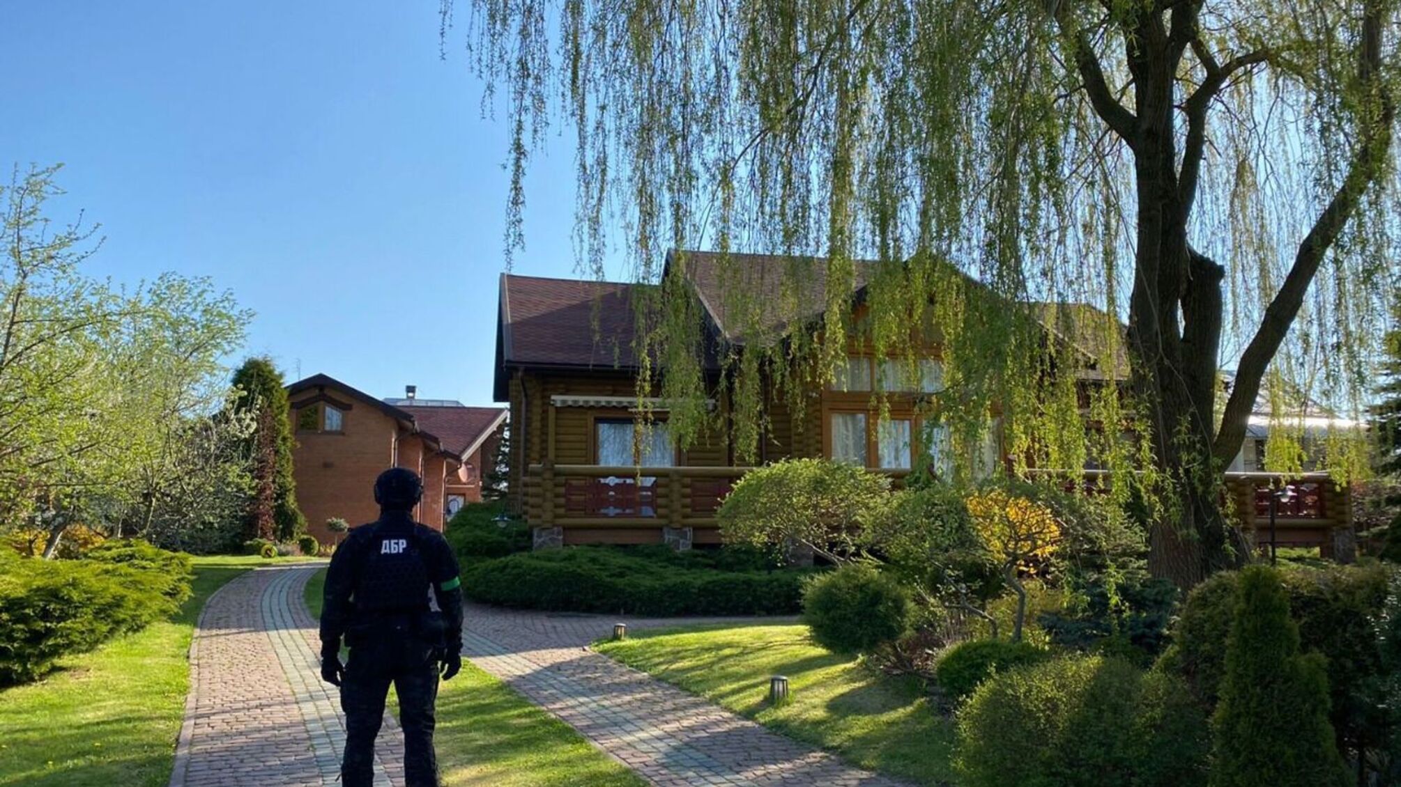 співробітник ДБР під час обшуків