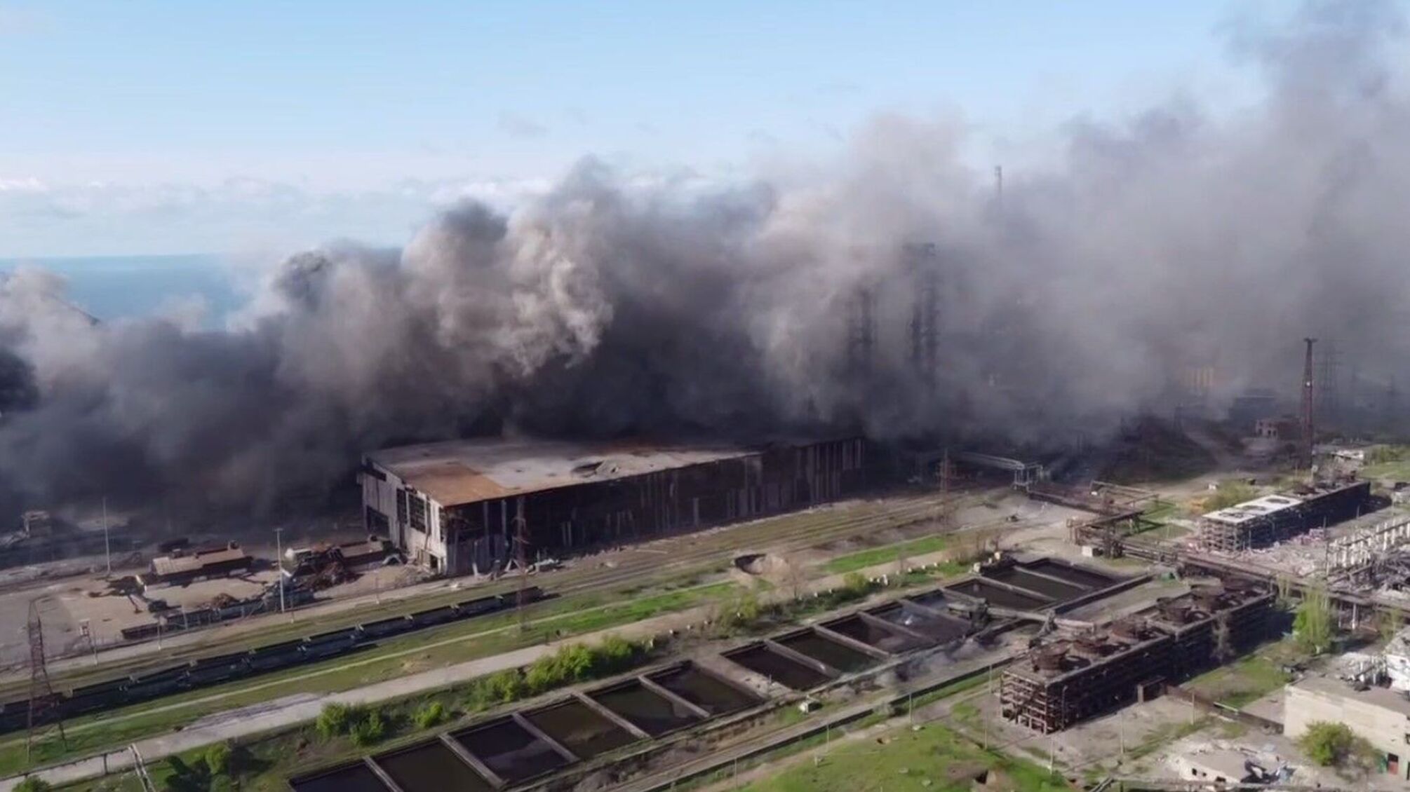 'Азовсталь': враг продолжает штурм, над заводом – столб дыма