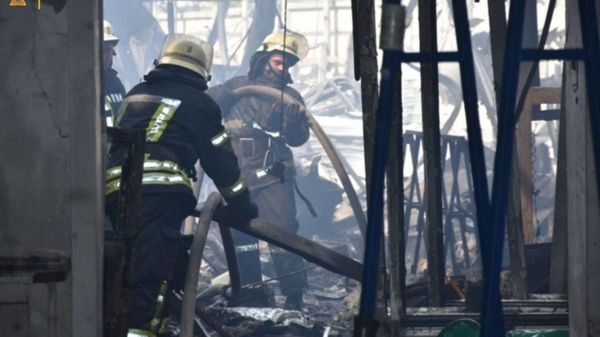 61 пожарный участвовал в тушении пожара от ракетных ударов по Одессе