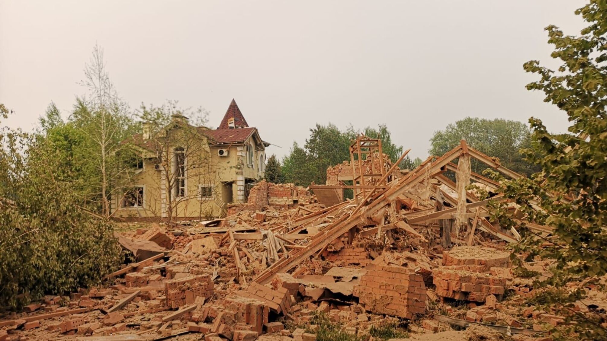 Последствия авиаудара по Святогорску