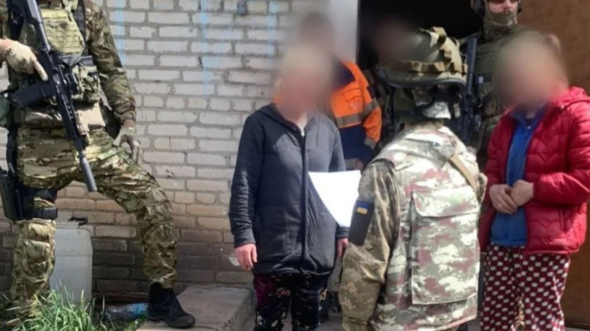 люди військовий з автоматом