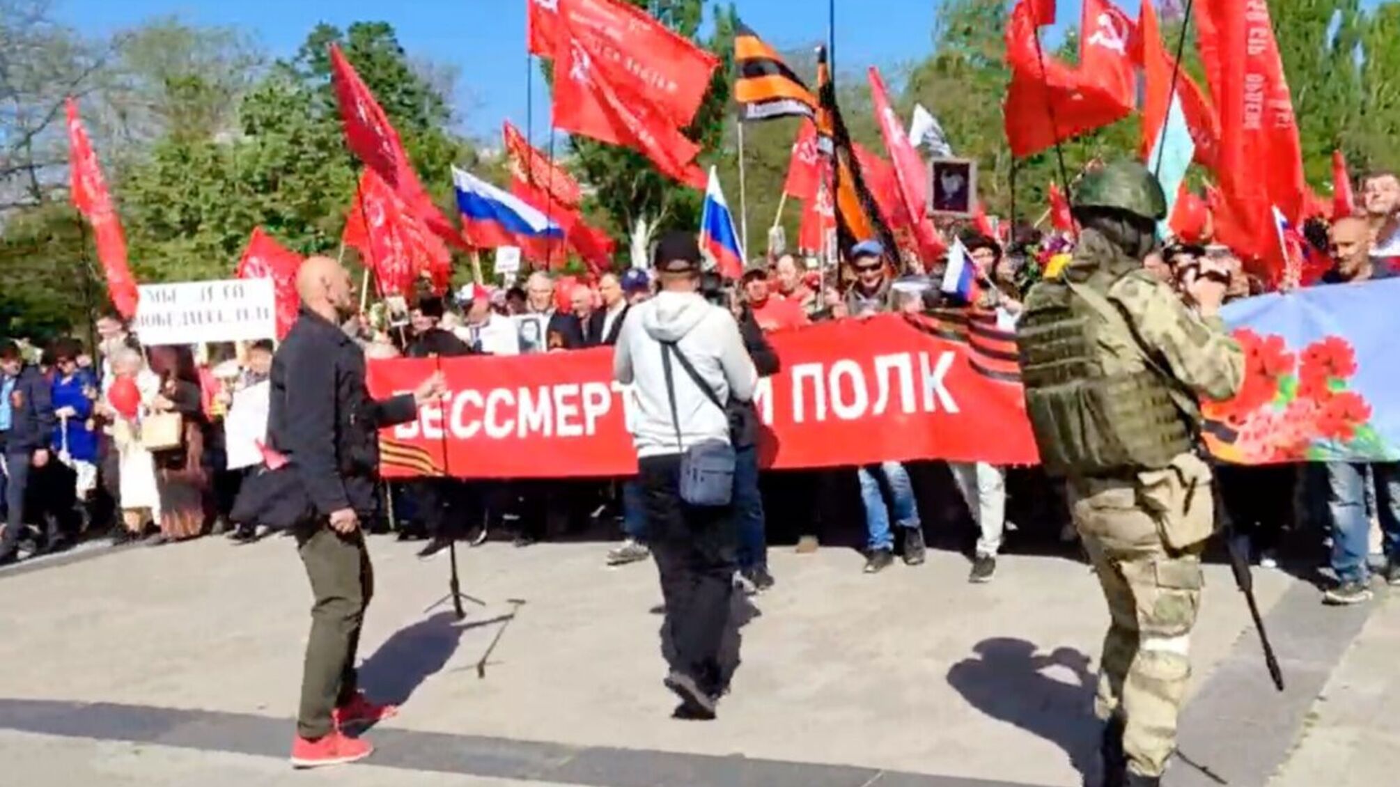 В оккупированном Херсоне провели 'парад победы': массовке платили по 600 рублей