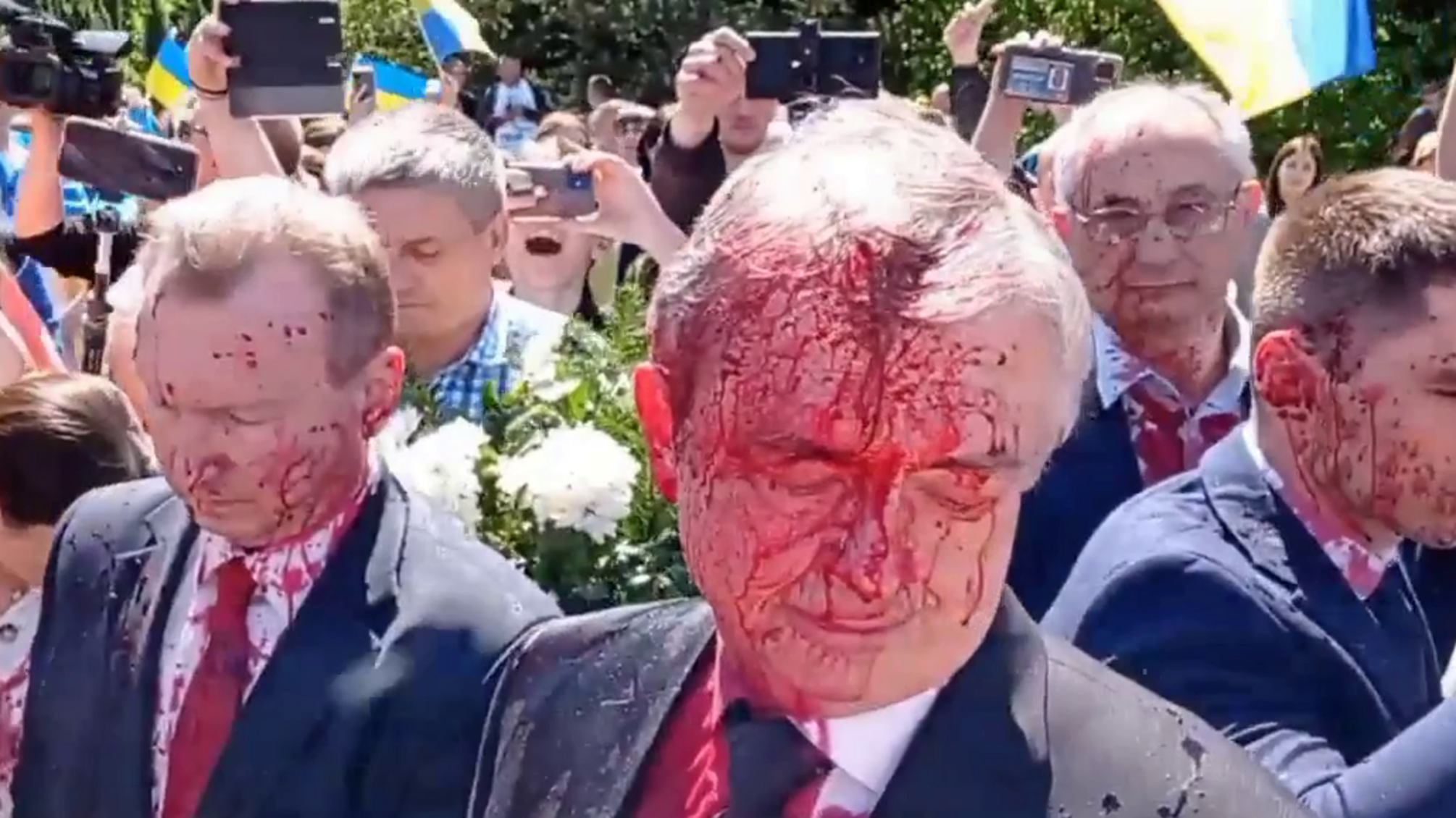 В Польше облили краской посла россии во время мероприятий 9 мая (видео)