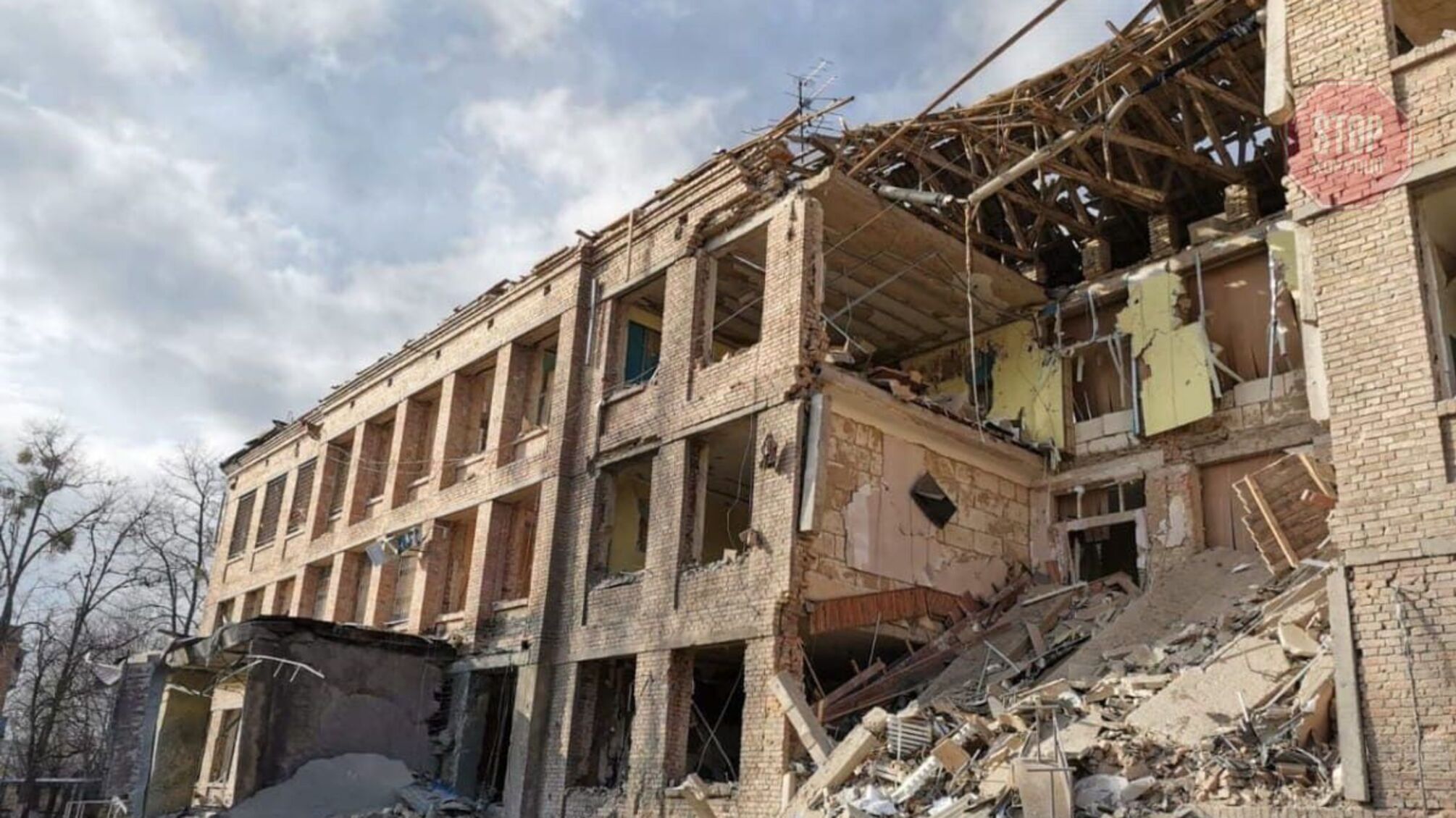 В окупованому Ізюмі під завалами будинку знайшли 44 тіла загиблих цивільних