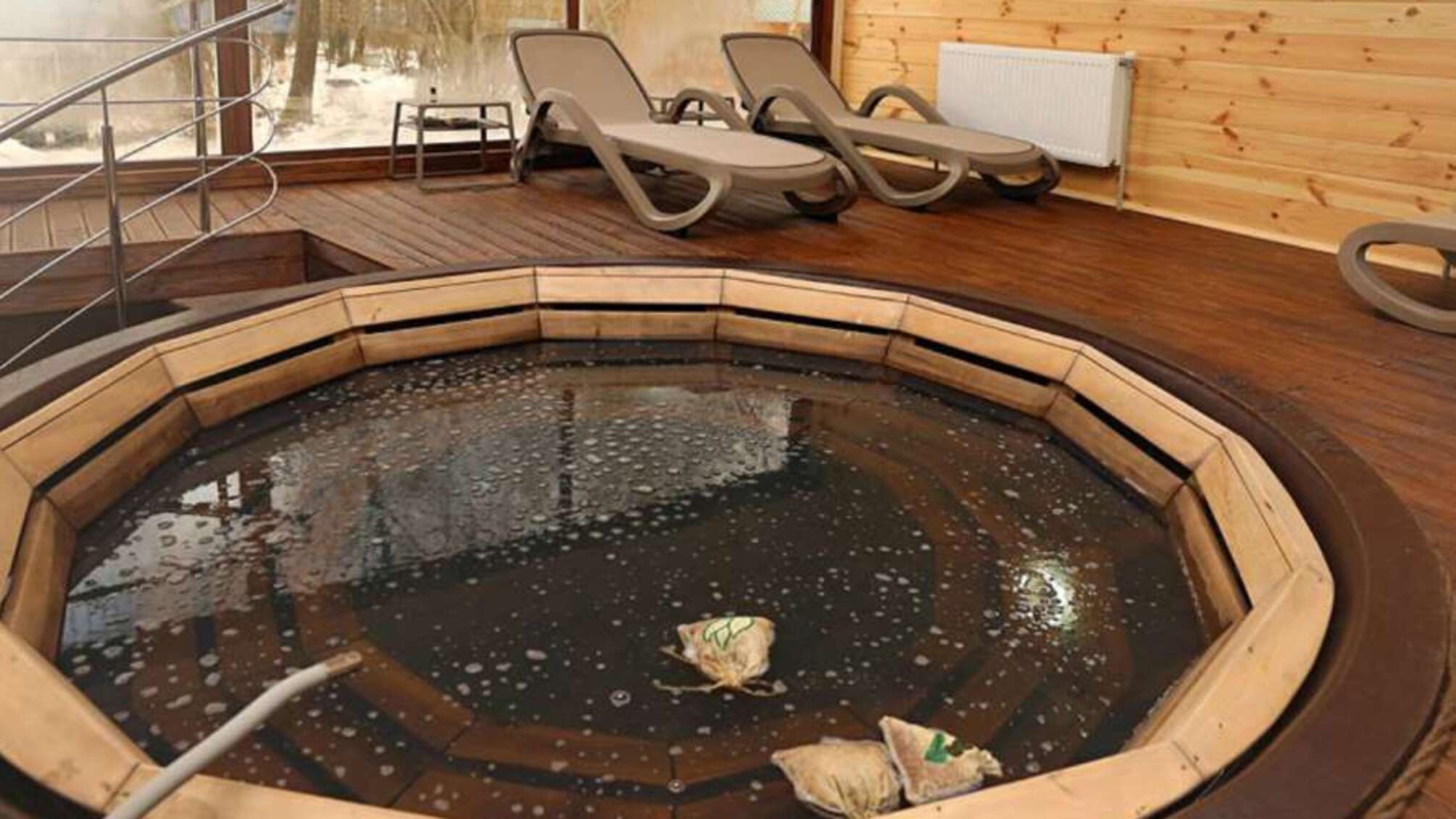 СМИ: В Житомирской области лесники строят виллы и VIP-бани во время войны