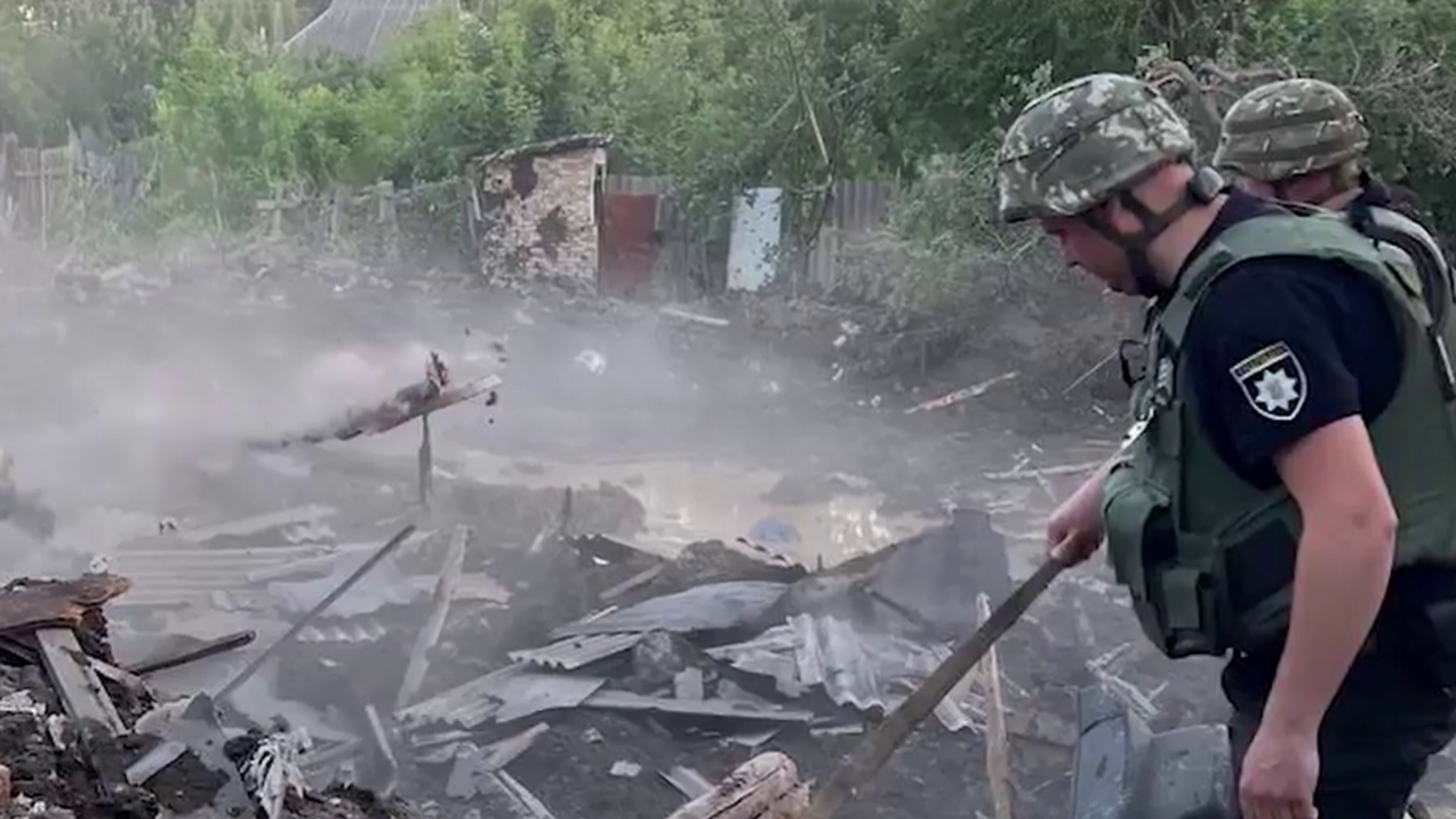 В Донецкой области оккупанты попали снарядом в жилой дом, есть погибшие (видео)