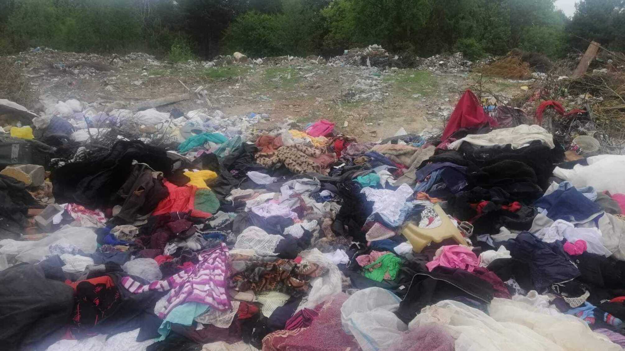 На Житомирщині виявили гори одягу на смітнику