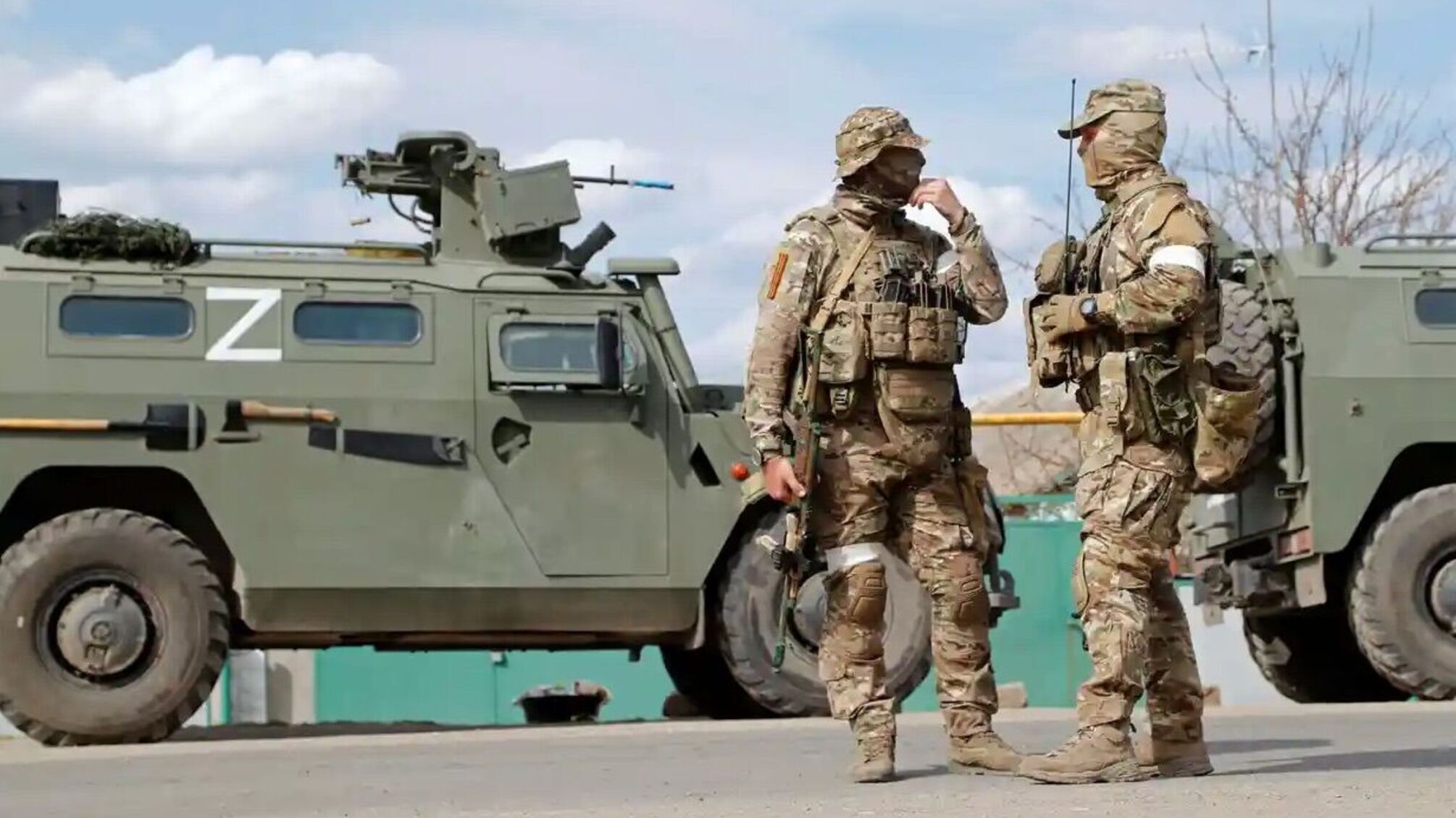 Пророссийские военные на страже возле пункта временного размещения 'эвакуированных' в Безымянном