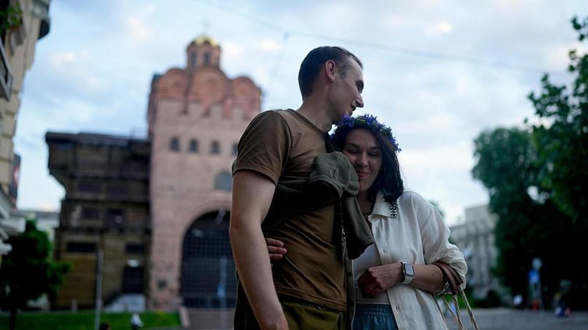Весілля і стендап в один день: мобілізований до ЗСУ комік виступив у Києві