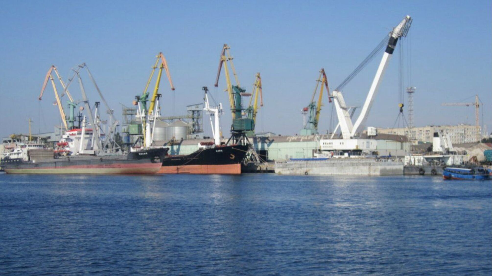 ЗМІ: російські загарбники відкрили порт у Херсоні