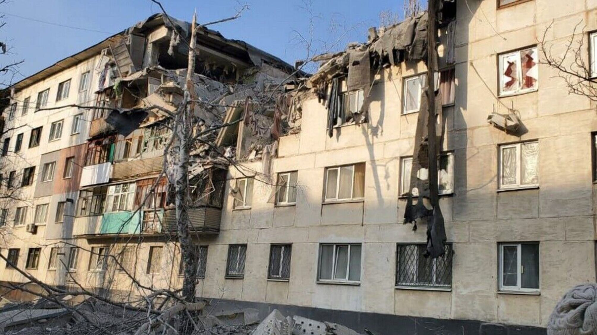 На Луганщині окупанти влучили в одну з будівель, де переховувалися люди, є загиблі