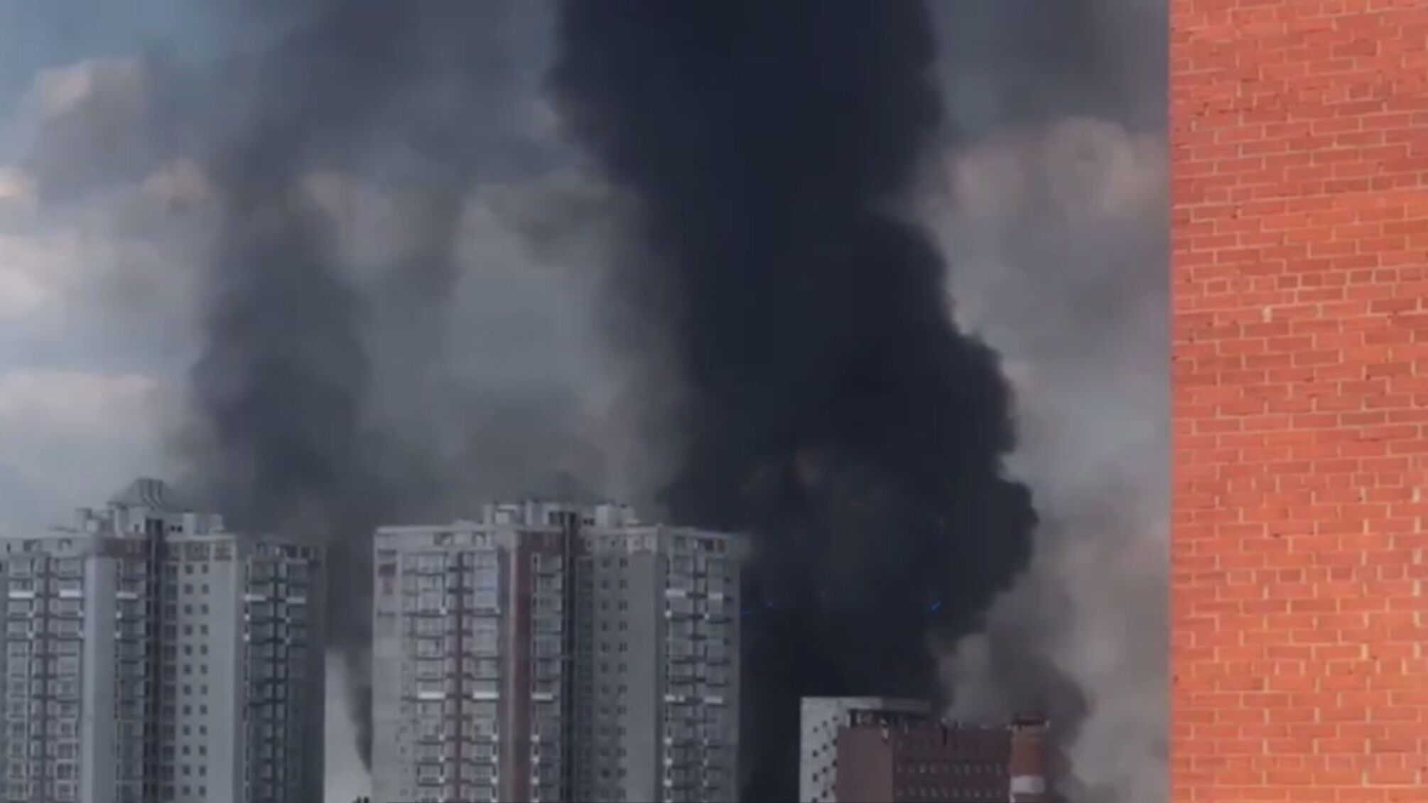 Над Донецком поднимается столб дыма – горит военная база оккупантов