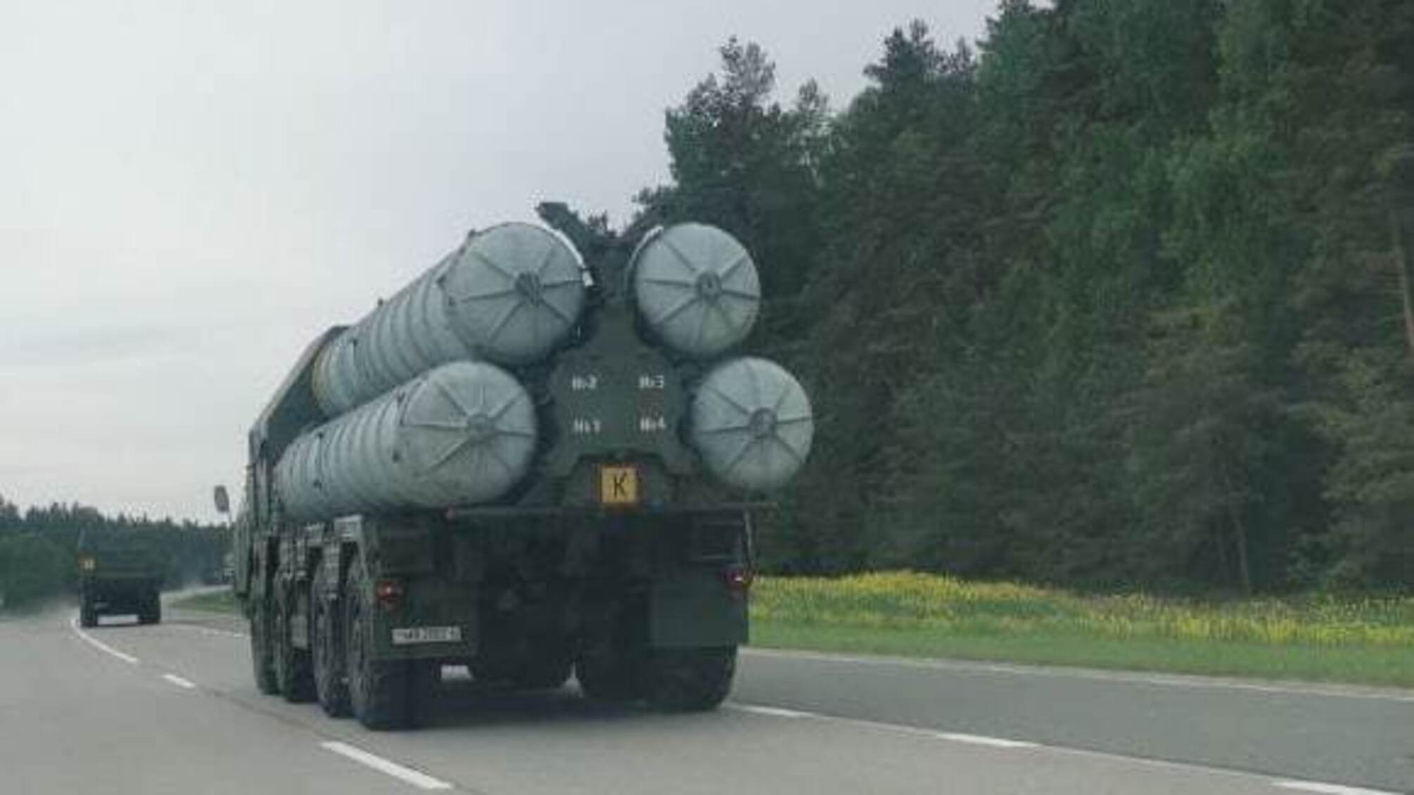 В Беларуси в направлении украинской границы движется колонна техники с ЗРК С-300