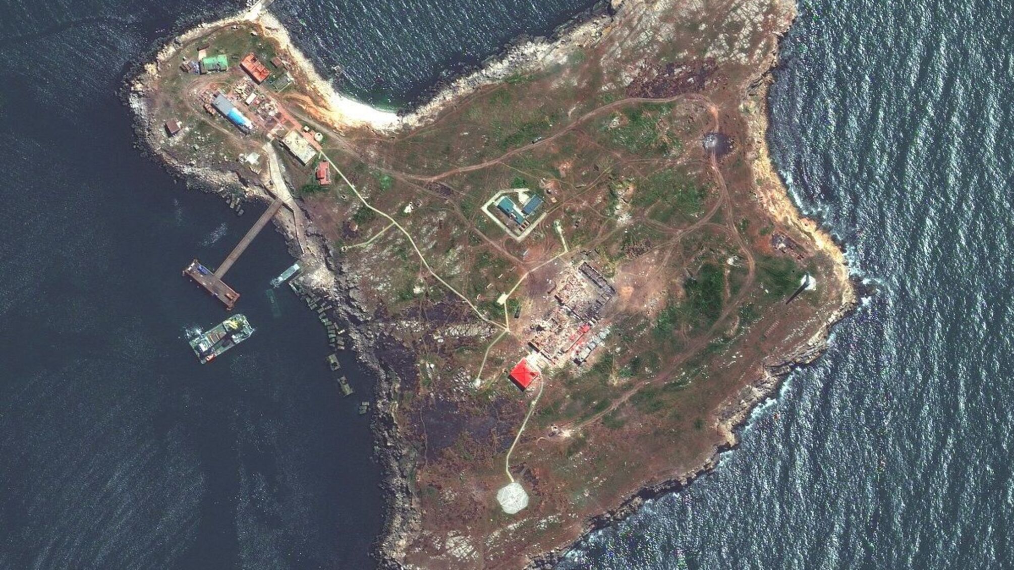 СМИ: На острове Змеиный слышали десятки взрывов, ранее россияне свозили туда технику