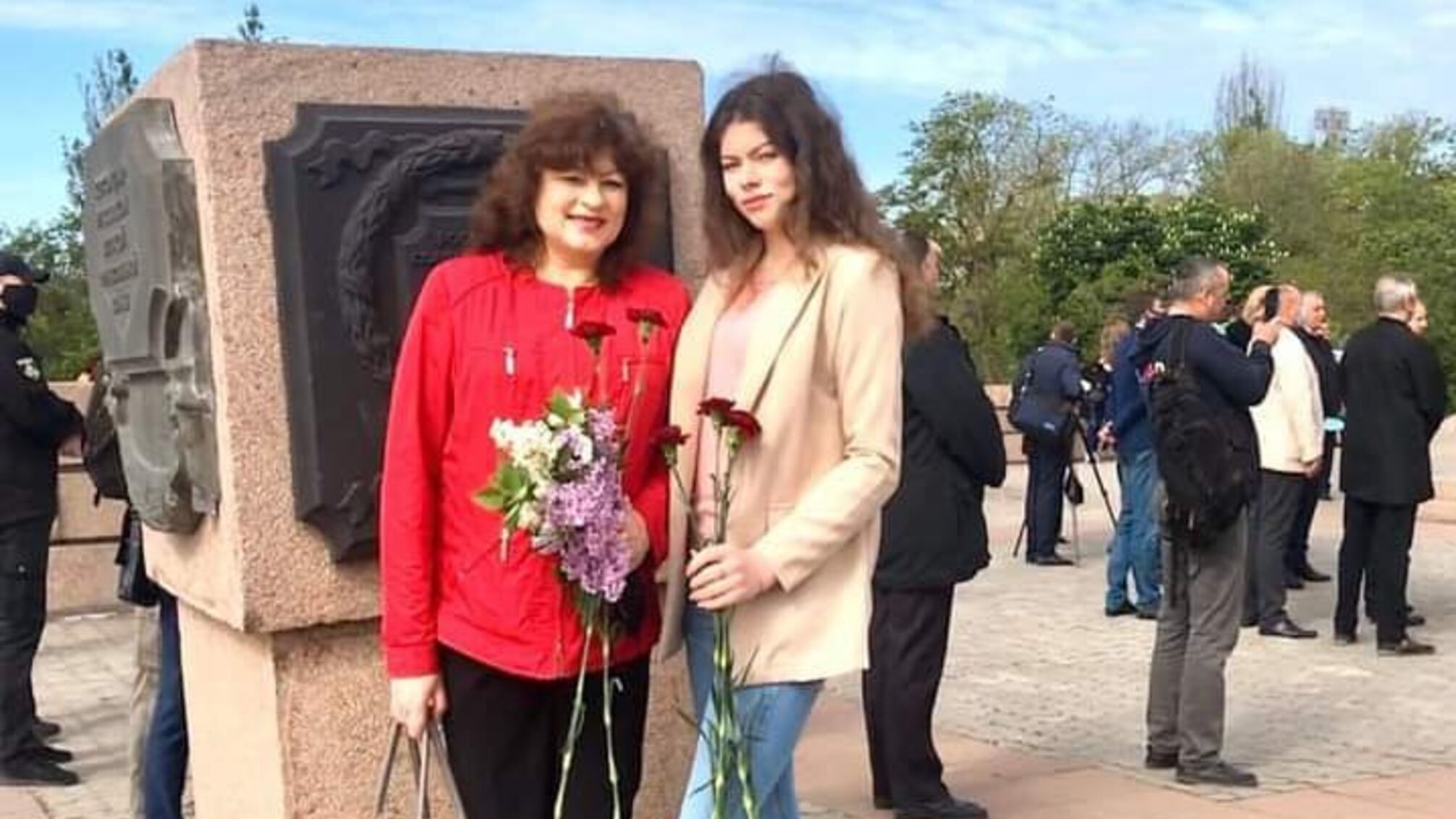 Инна Поляренко (слева) во время празднования Дня победы в Херсоне