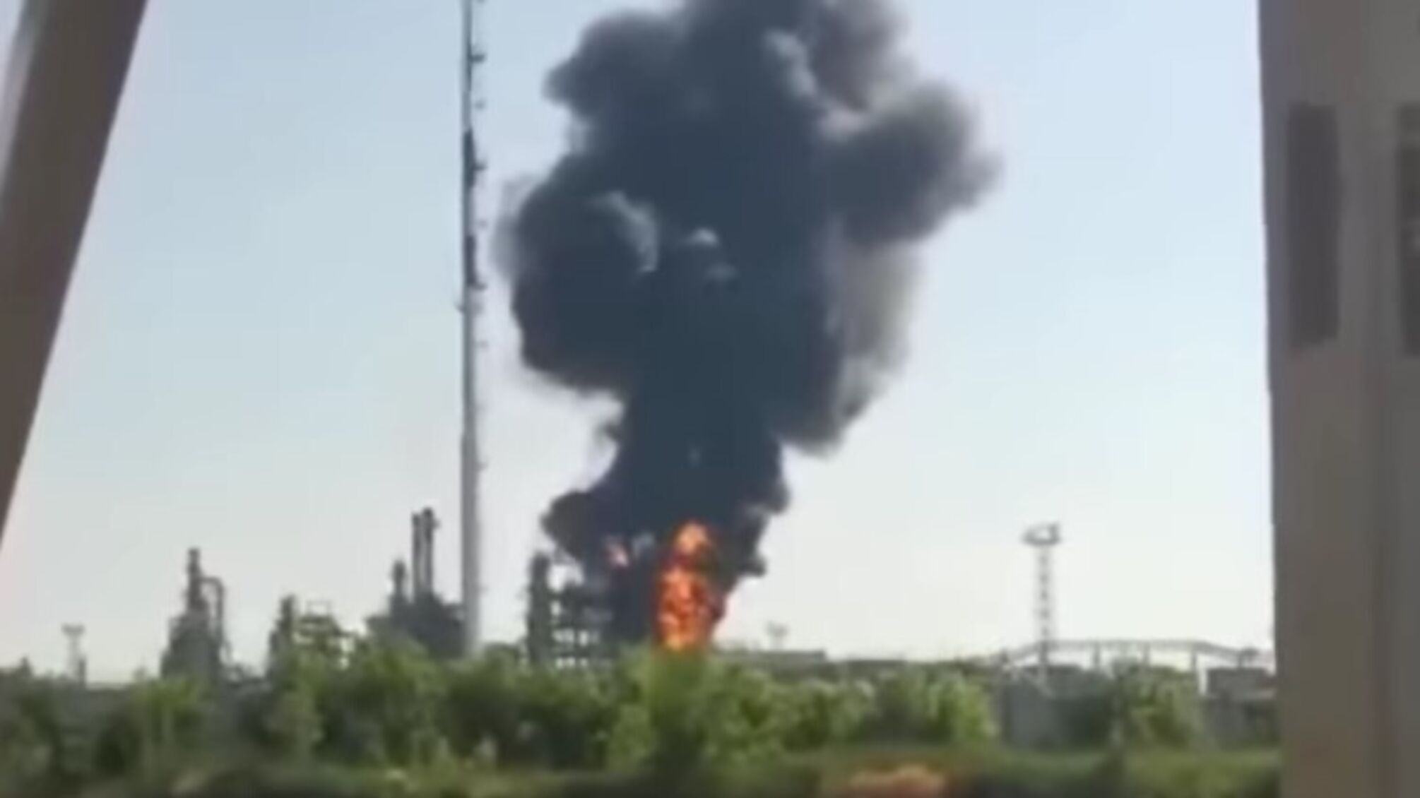 У Ростовській області горить нафтопереробний завод: на нього впав дрон