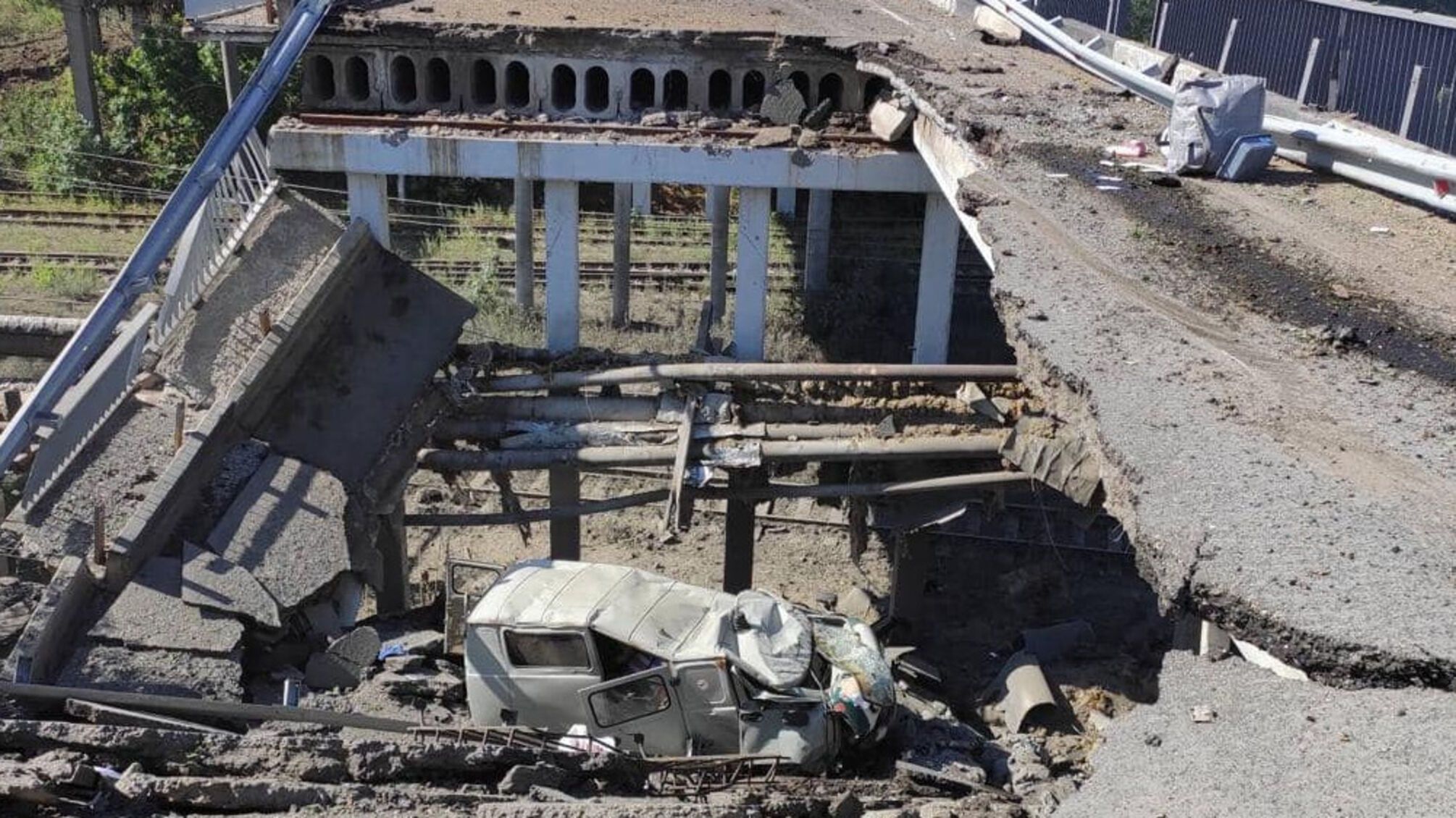 Россияне уничтожают с вертолетов дороги и мосты, ведущие в Лисичанск (видео)