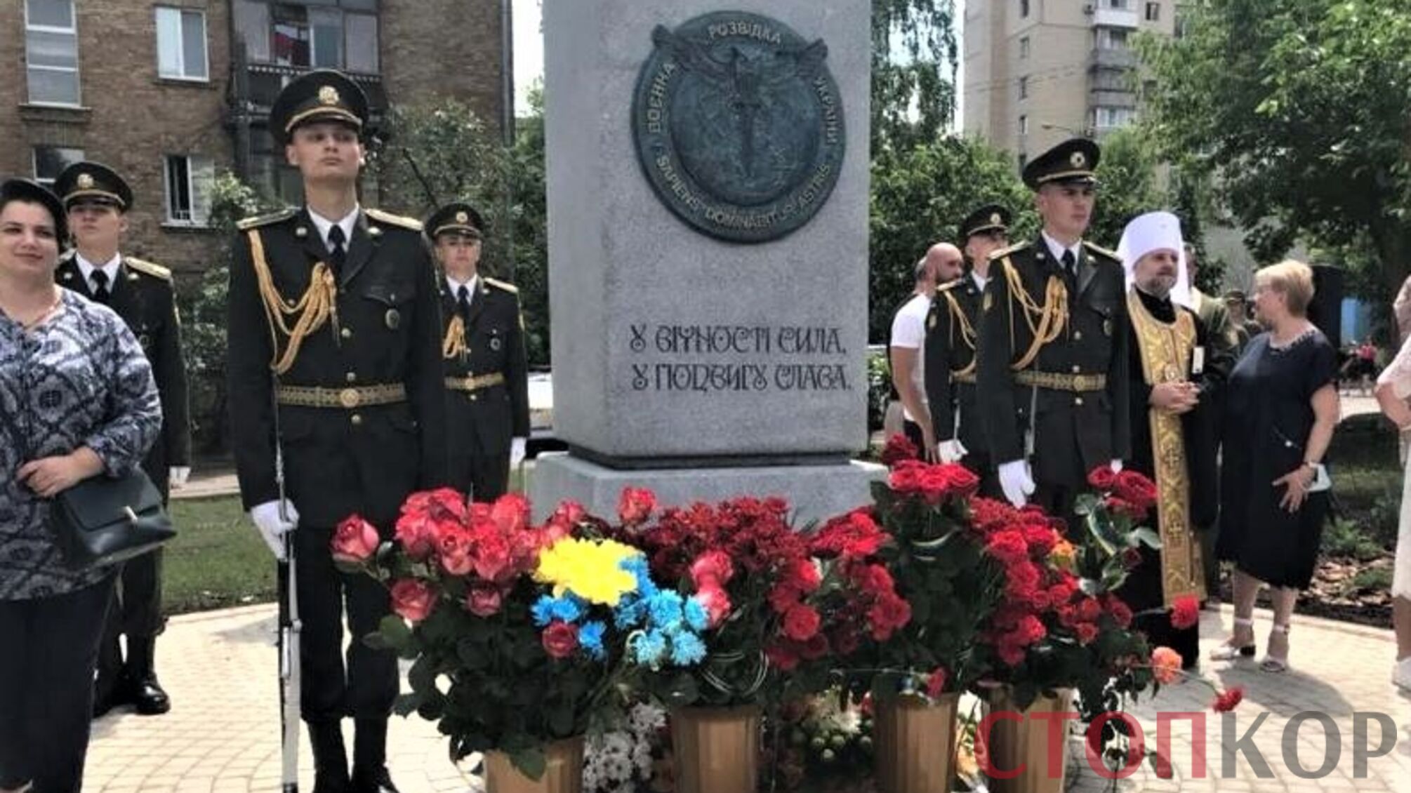 офицеры у памятника Максиму Шаповалу