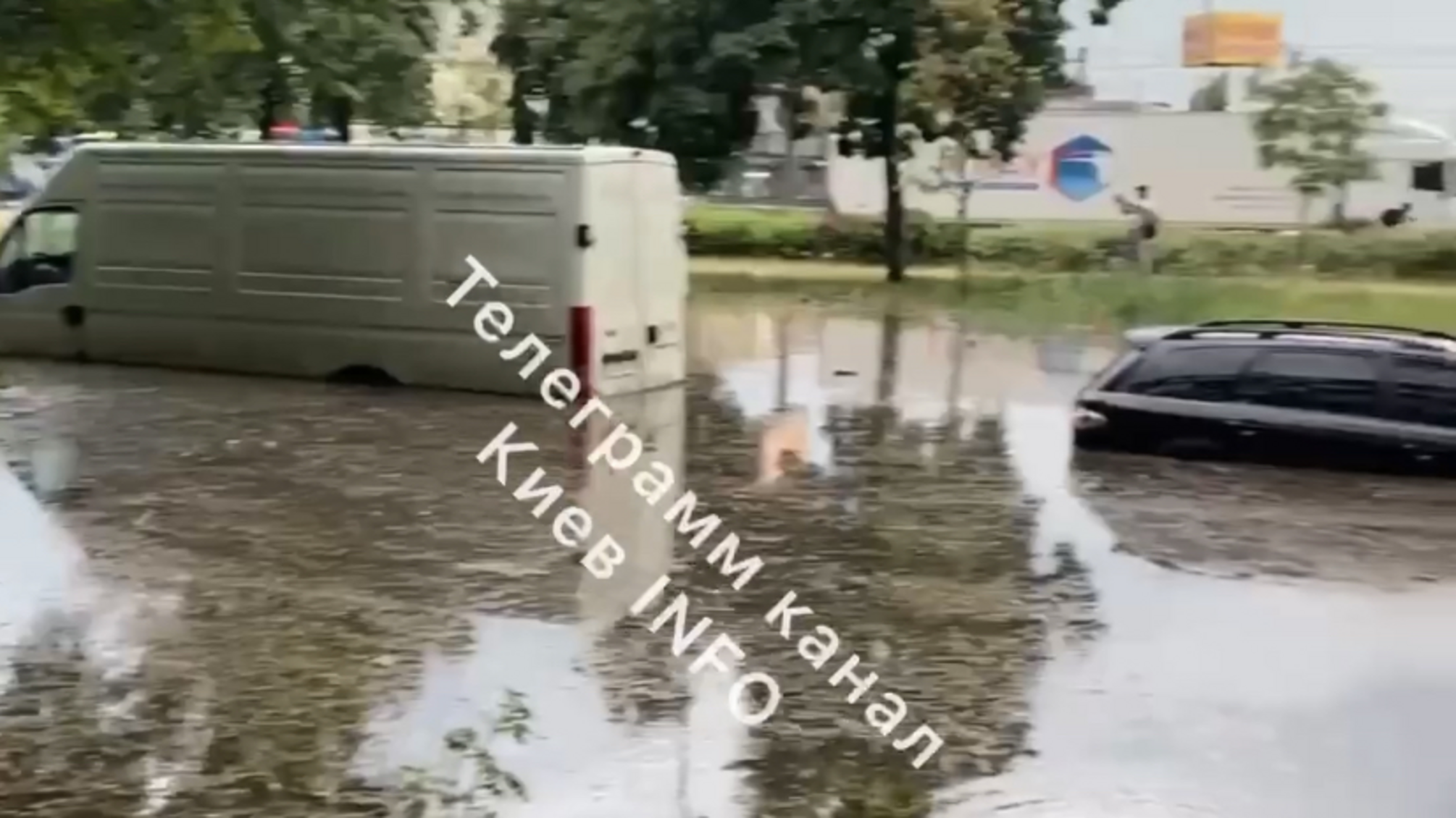 Вулиці перетворилися на ріки: негода 'пройшлася' Київщиною (відео)