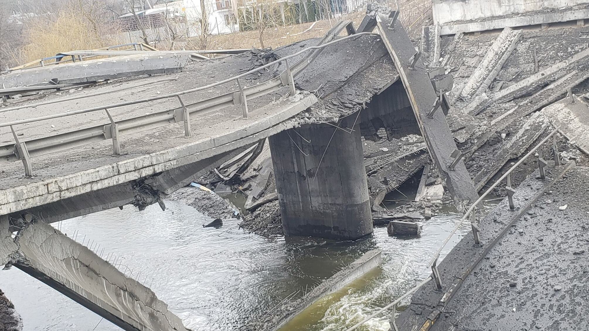 На Киевщине молния попала в мину и разрушила мост, есть жертвы