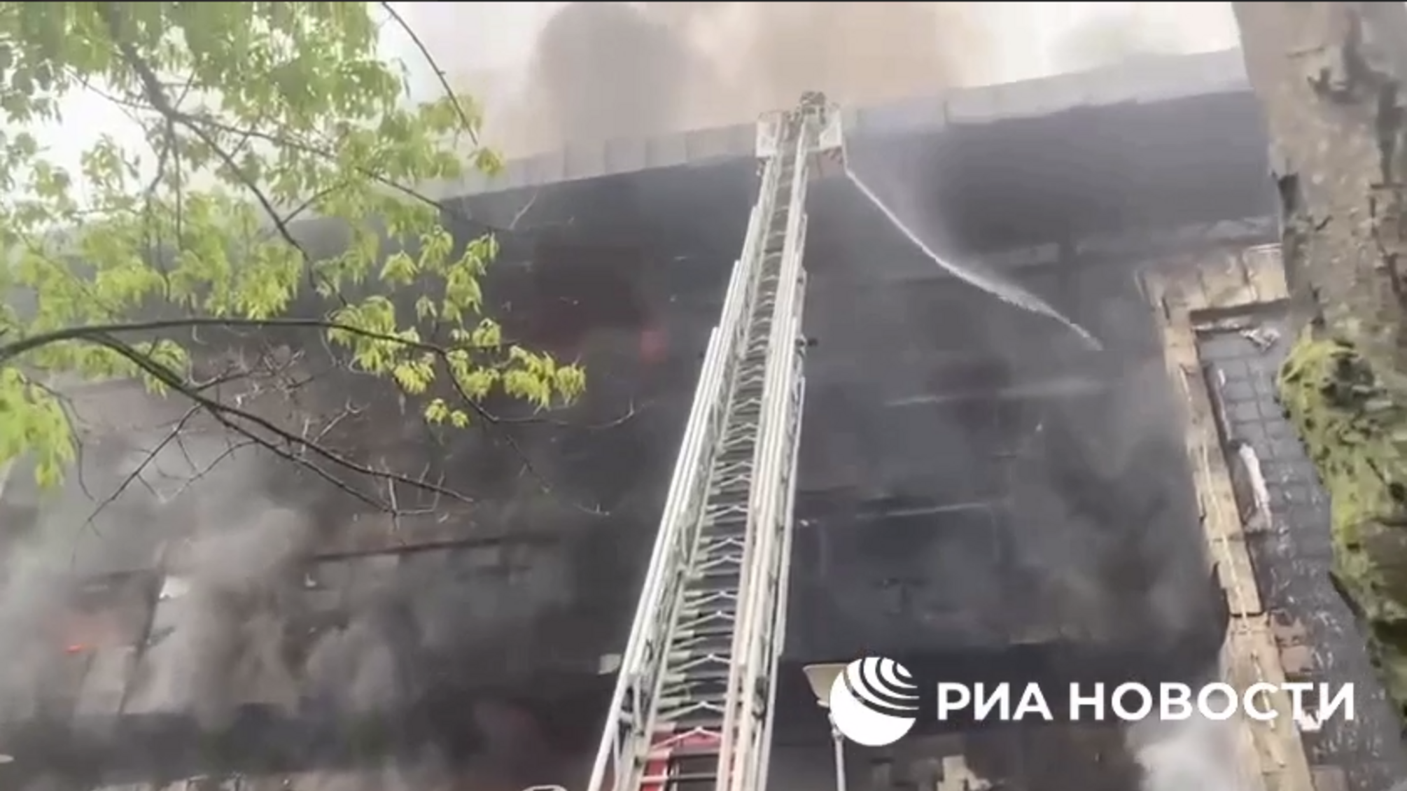В Москве масштабный пожар в бизнес-центре, объявлен максимальный уровень сложности (видео)
