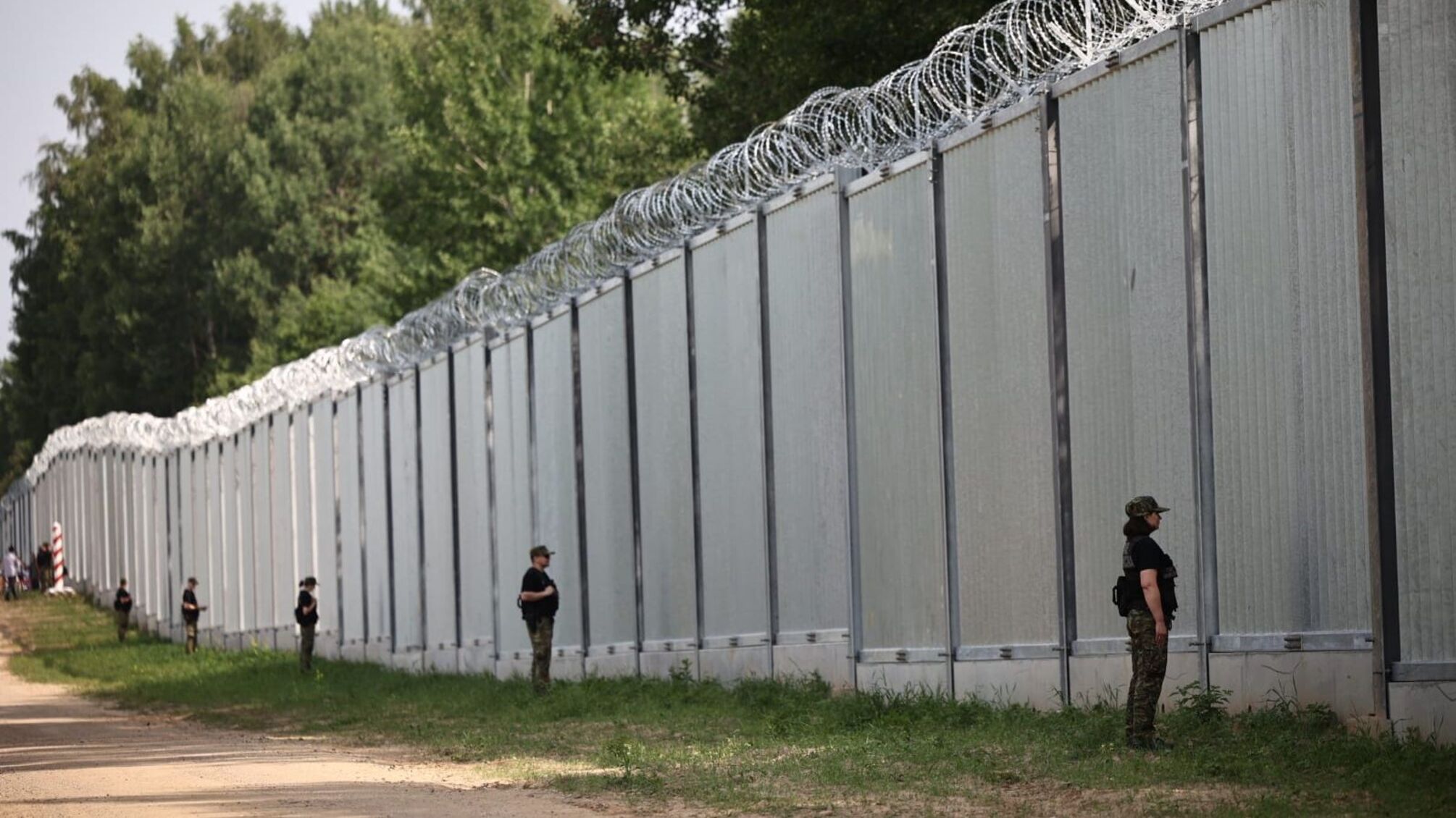 Польша достроила 5-метровую стену на границе с беларусью (видео)