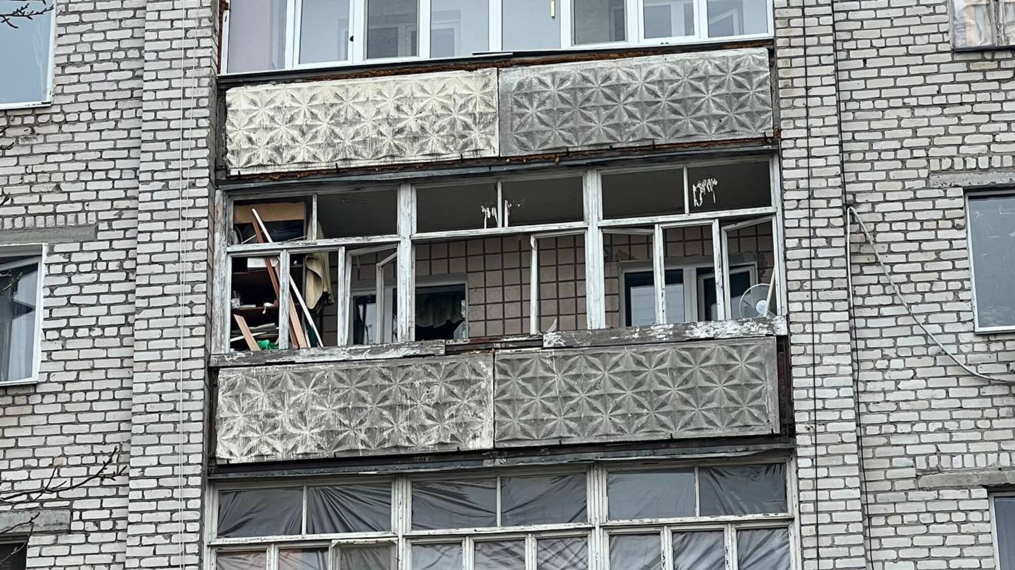 Наслідки обстрілу Миколаєва: росіяни поцілили у житловий квартал, є загиблі – який район постраждав