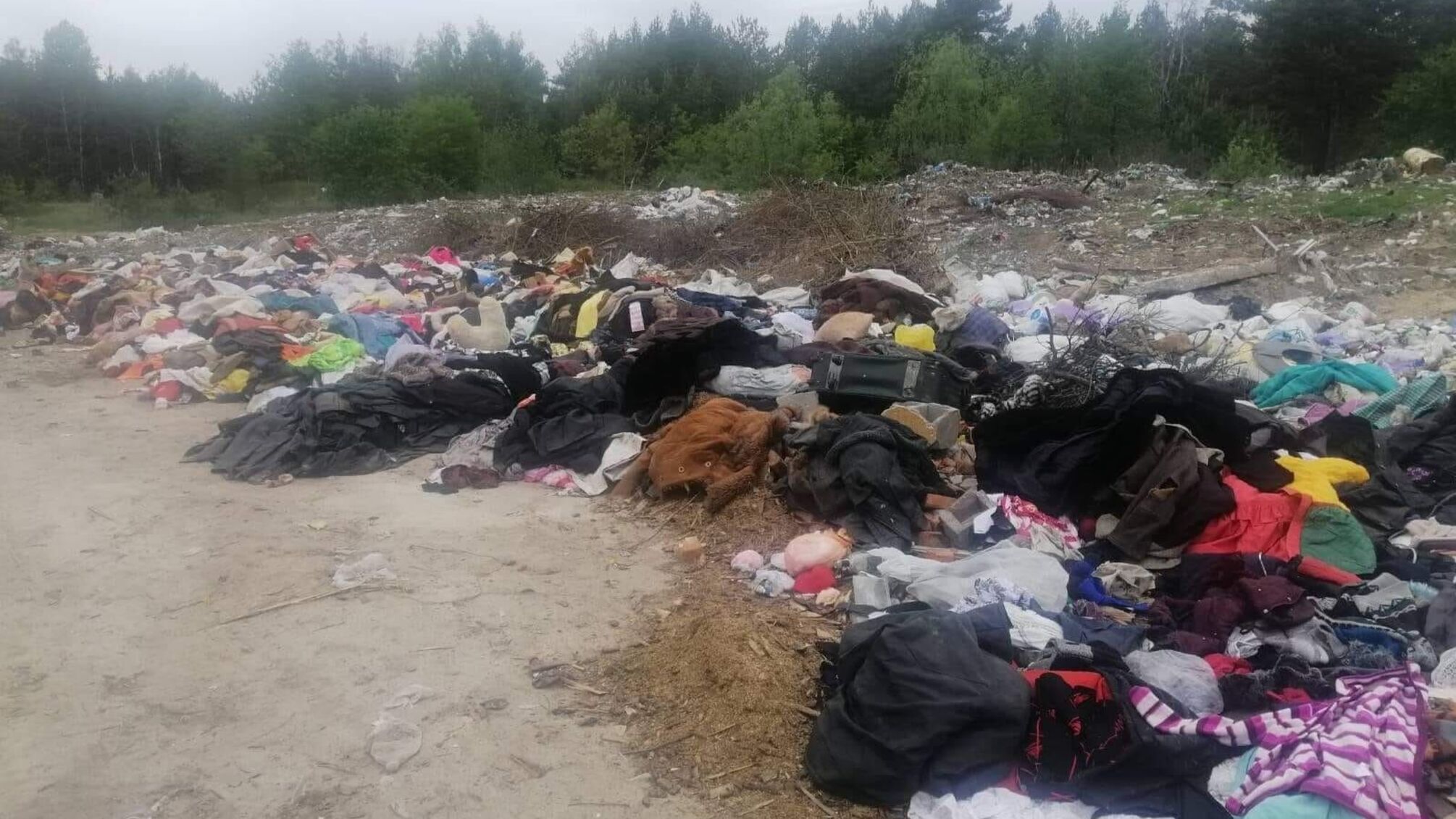Гуманітарка на смітнику? На Житомирщині гори одягу викинули на звалище (ФОТО, ВІДЕО)