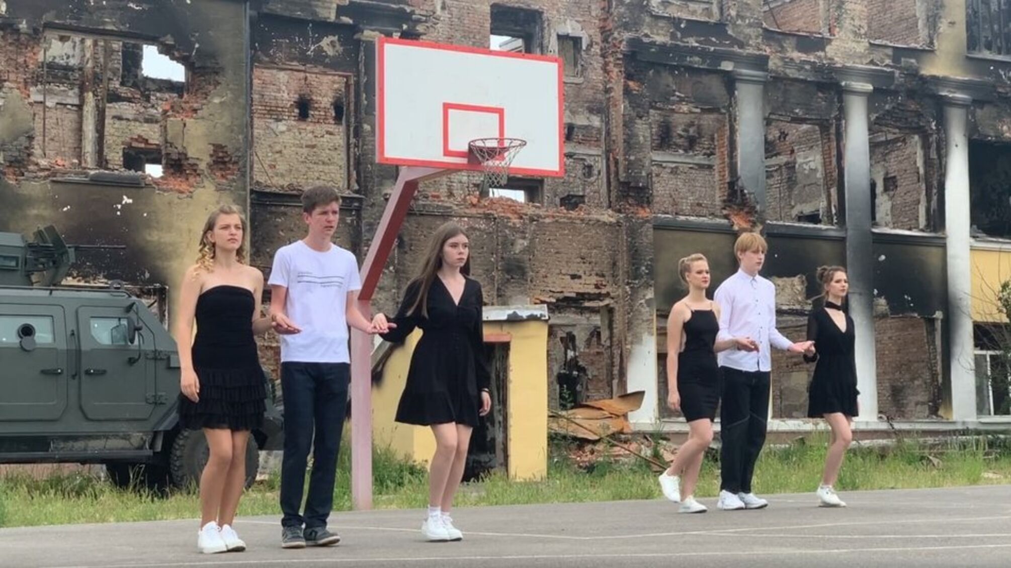 В Харькове выпускники станцевали вальс на руинах своей школы (видео)