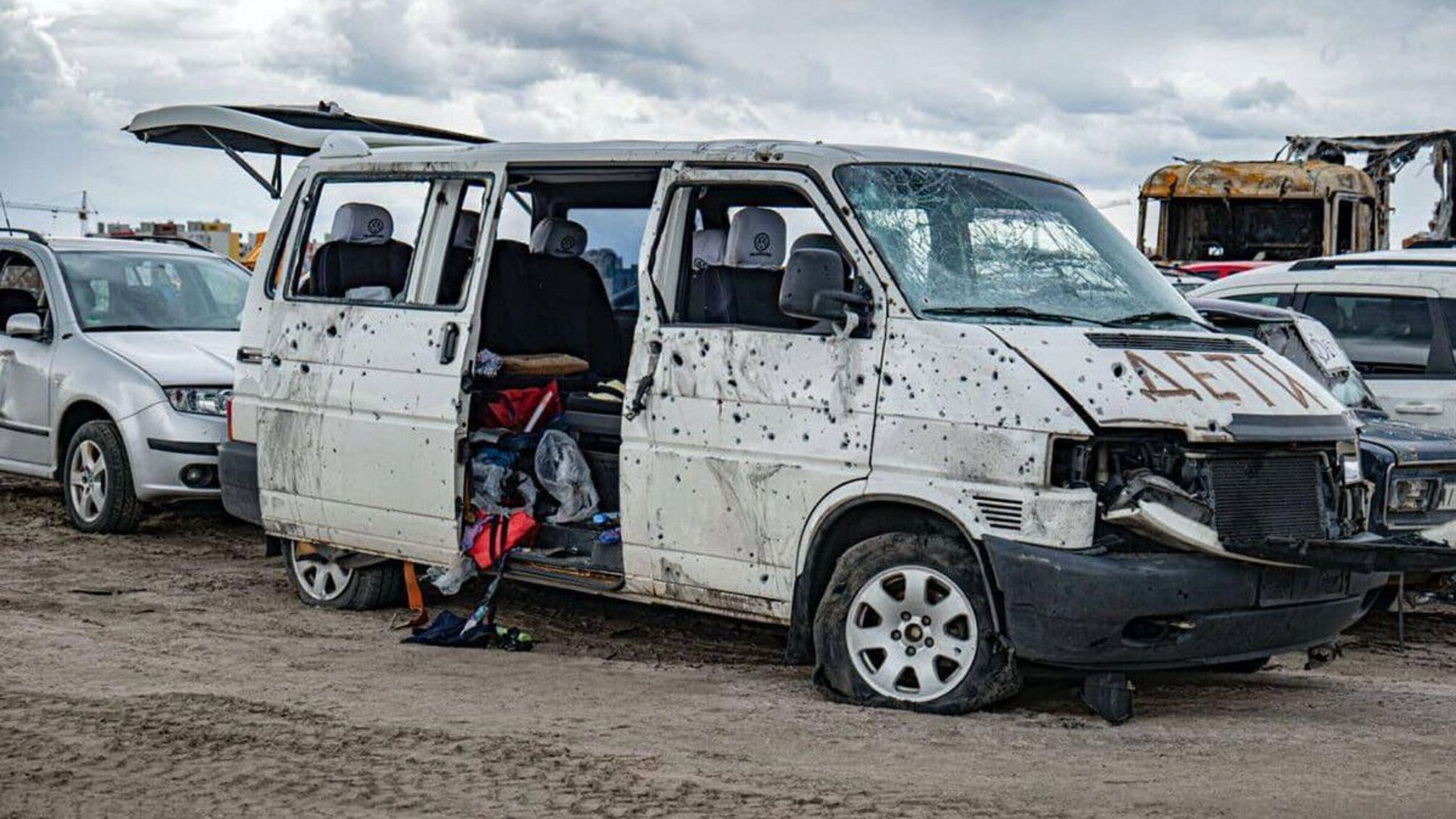 розстріляний автомобіль