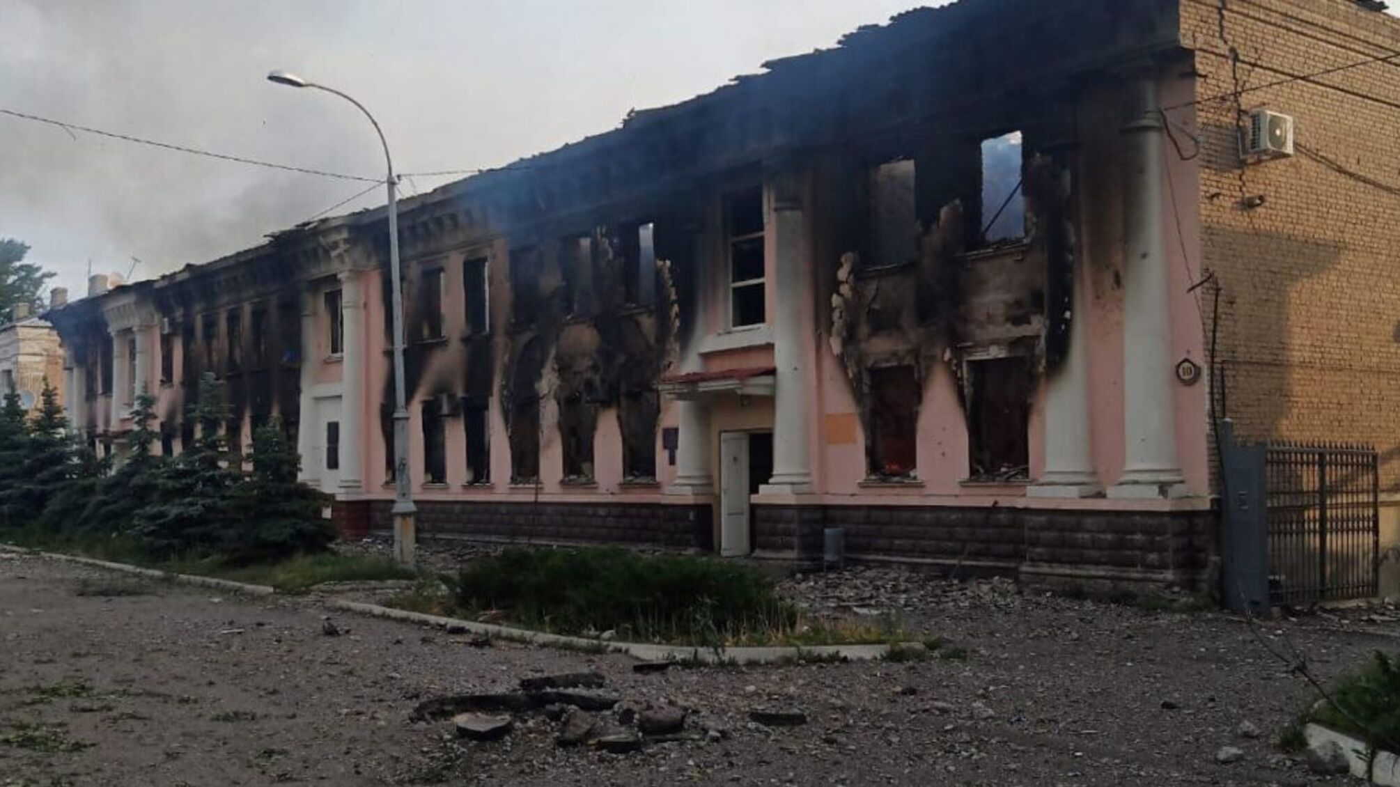 сгоревшее здание Лисичанск 