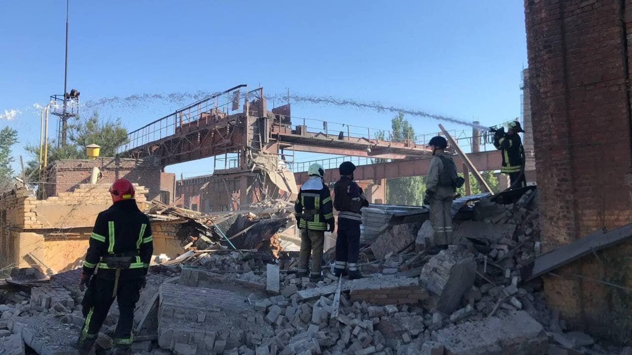 Росіяни вранці обстріляли Бахмут: постраждав завод 'Вістек' (фото)