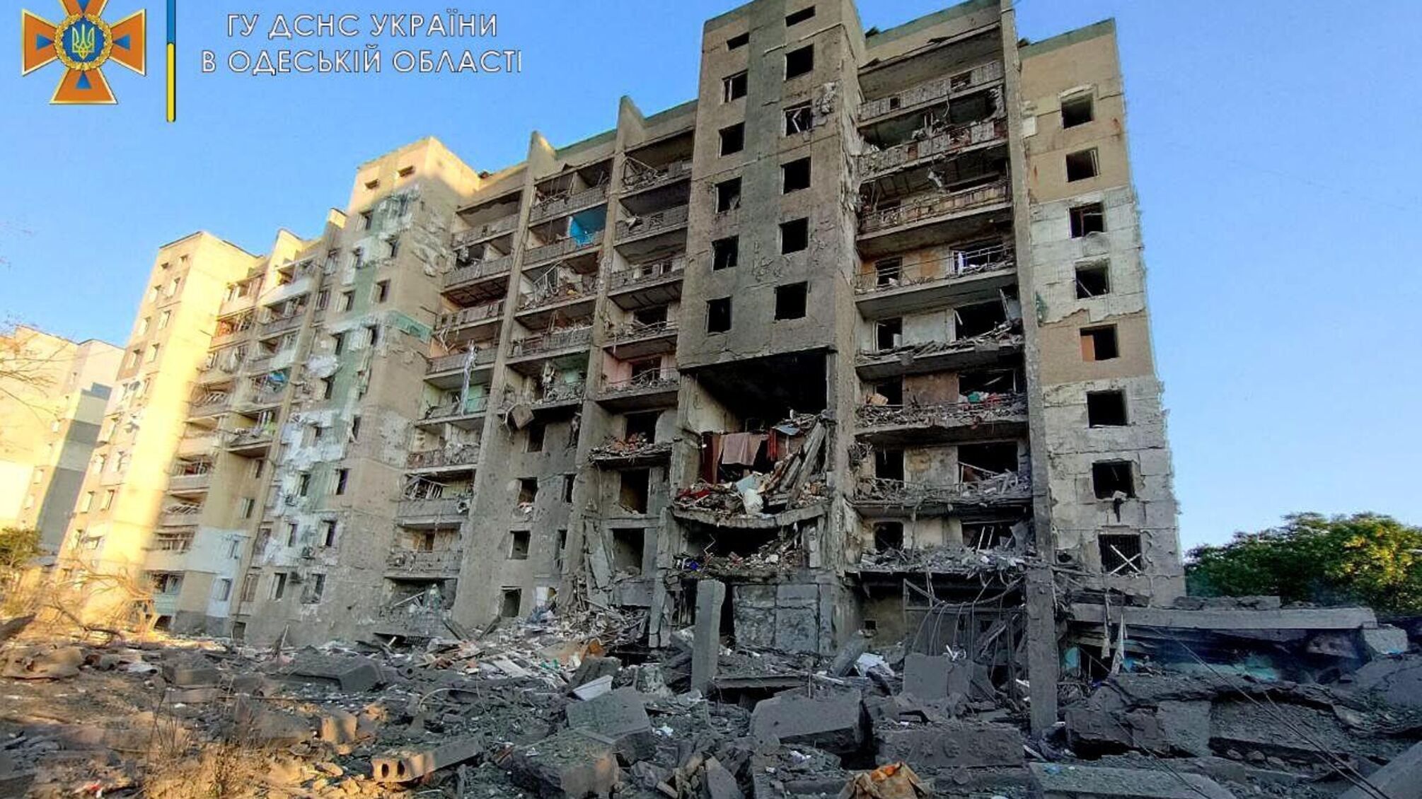 Погибших становится больше: появилось видео с многоэтажки в Сергеевке после ракетного удара (видео)