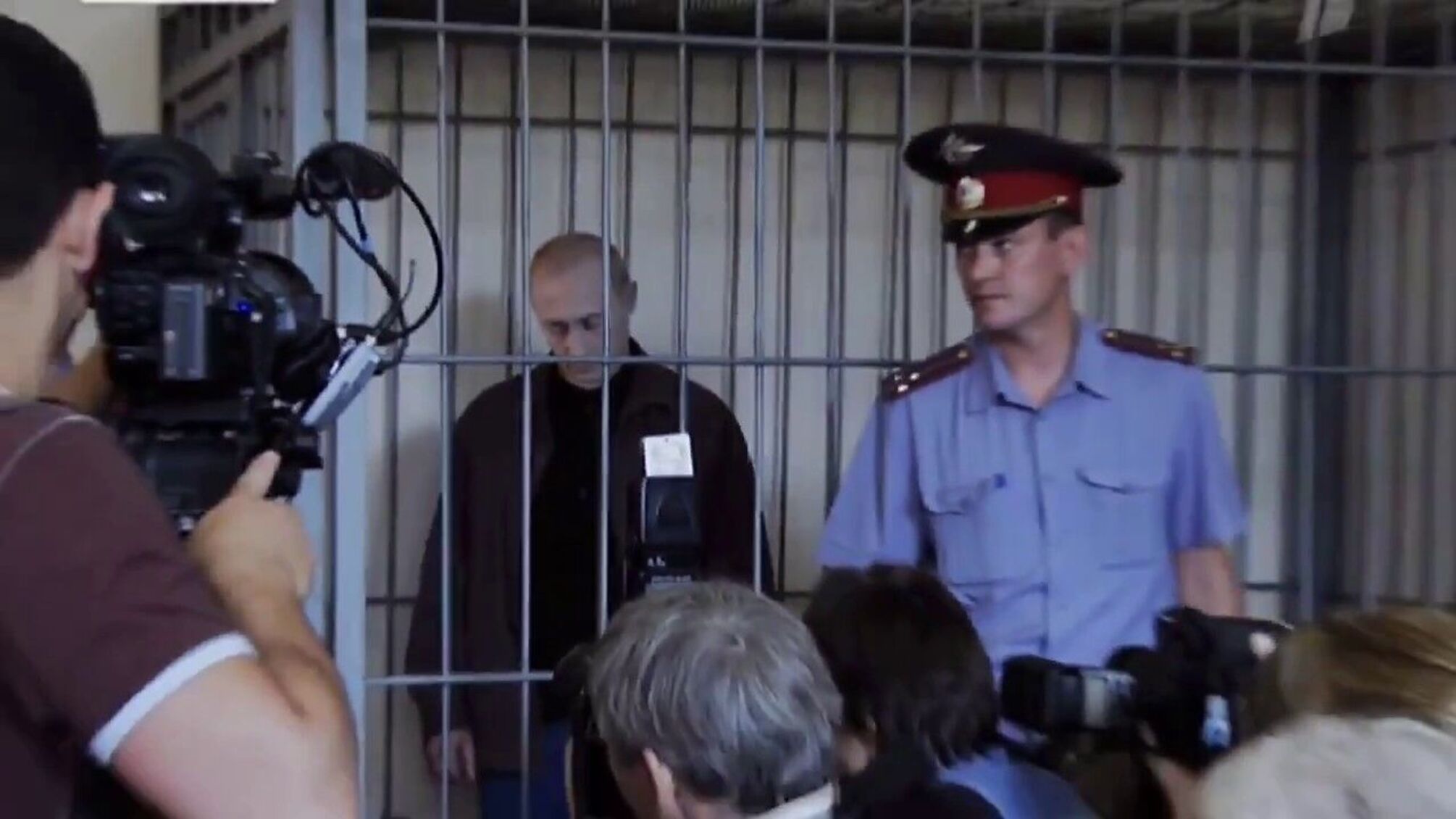 В россии путина 'отправили за решетку' (фото, видео)