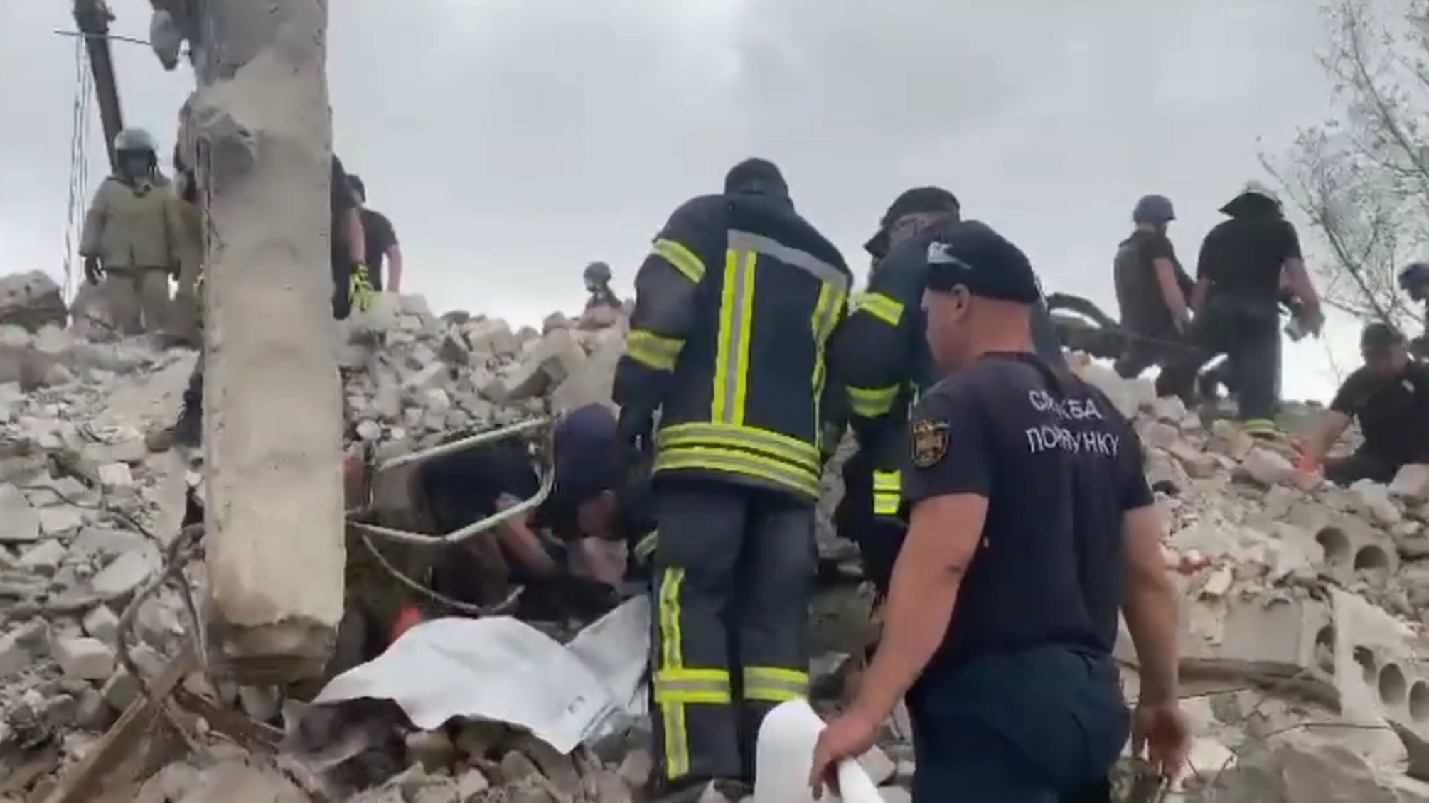 Обстріл міста Часів Яр: рятувальники знайшли 15 тіл цивільних під завалами будинку