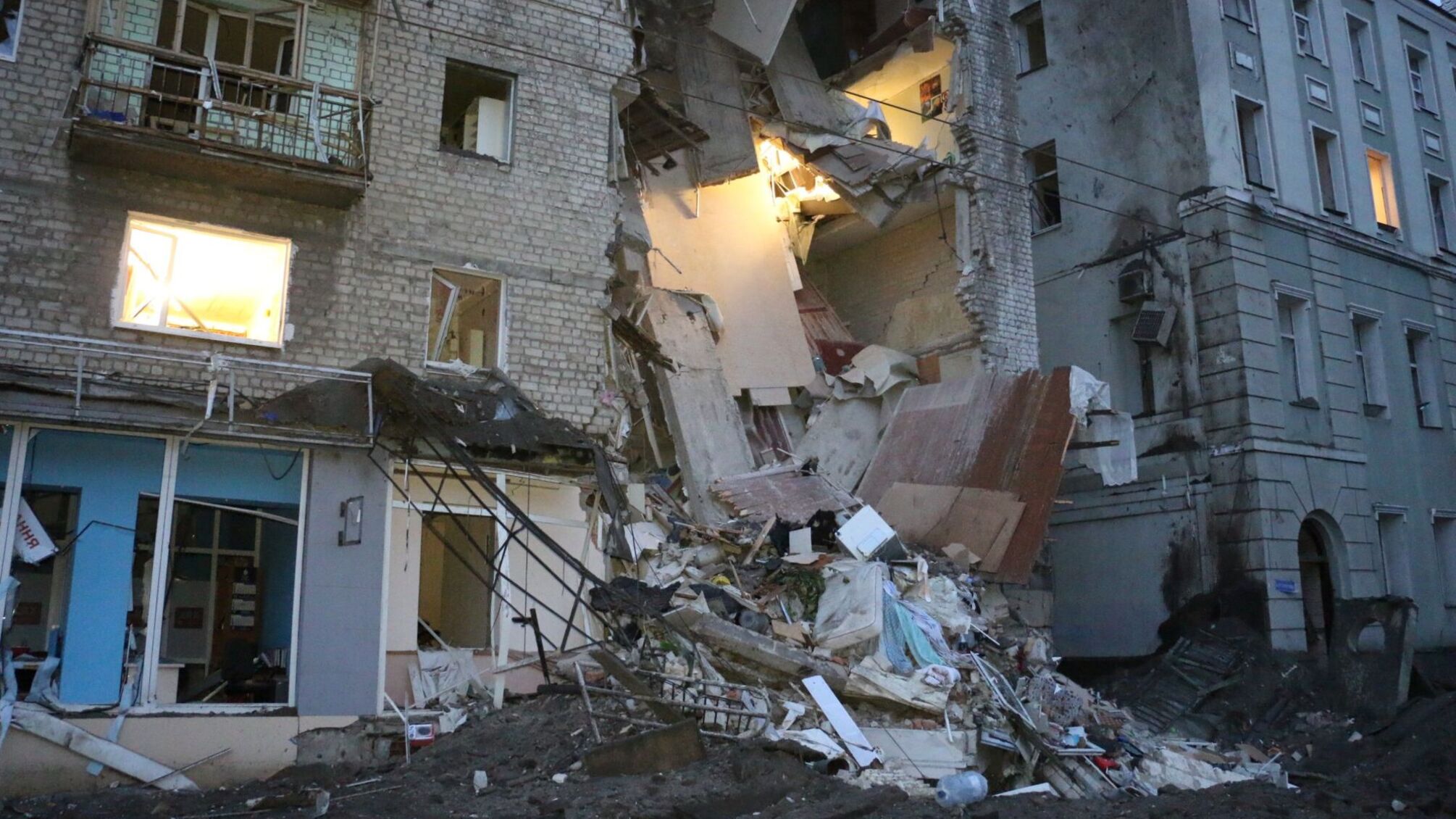 У Харкові російська ракета влучила в житловий будинок – подробиці від ДСНС