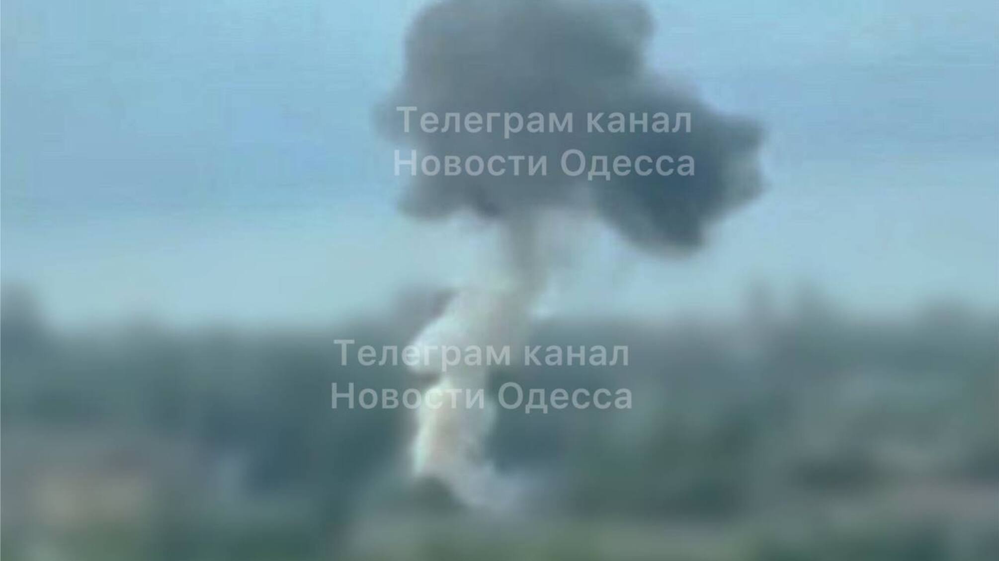 В Одессе – взрывы, в двух местах поднимается дым (обновлено)