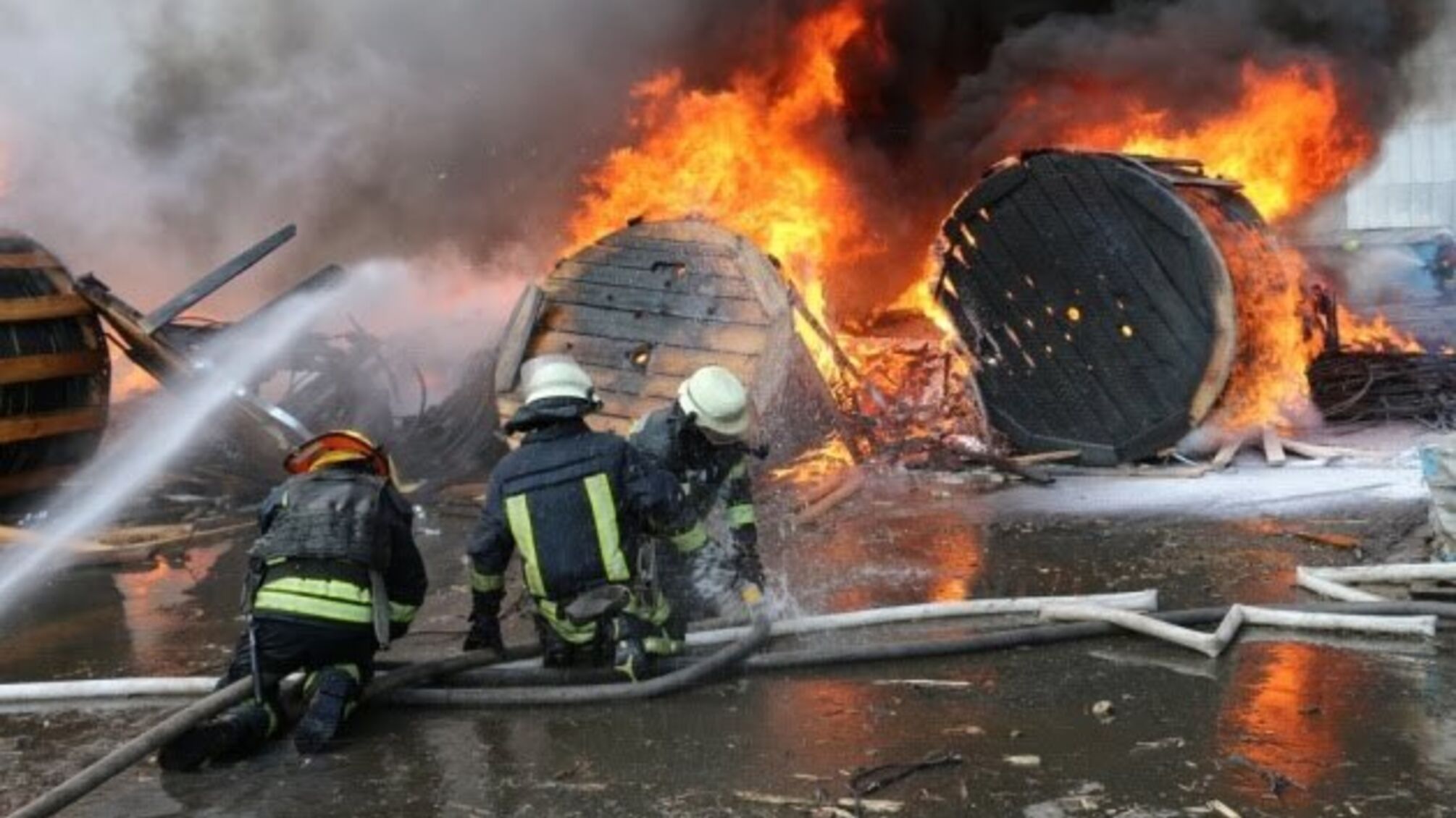 Від ворожого обстрілу в Харкові спалахнули пожежі, п’ятеро людей поранені