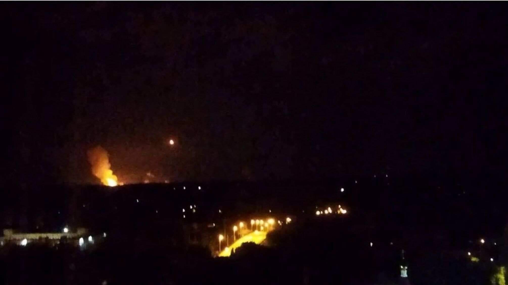 взрыв в луганске горит склад