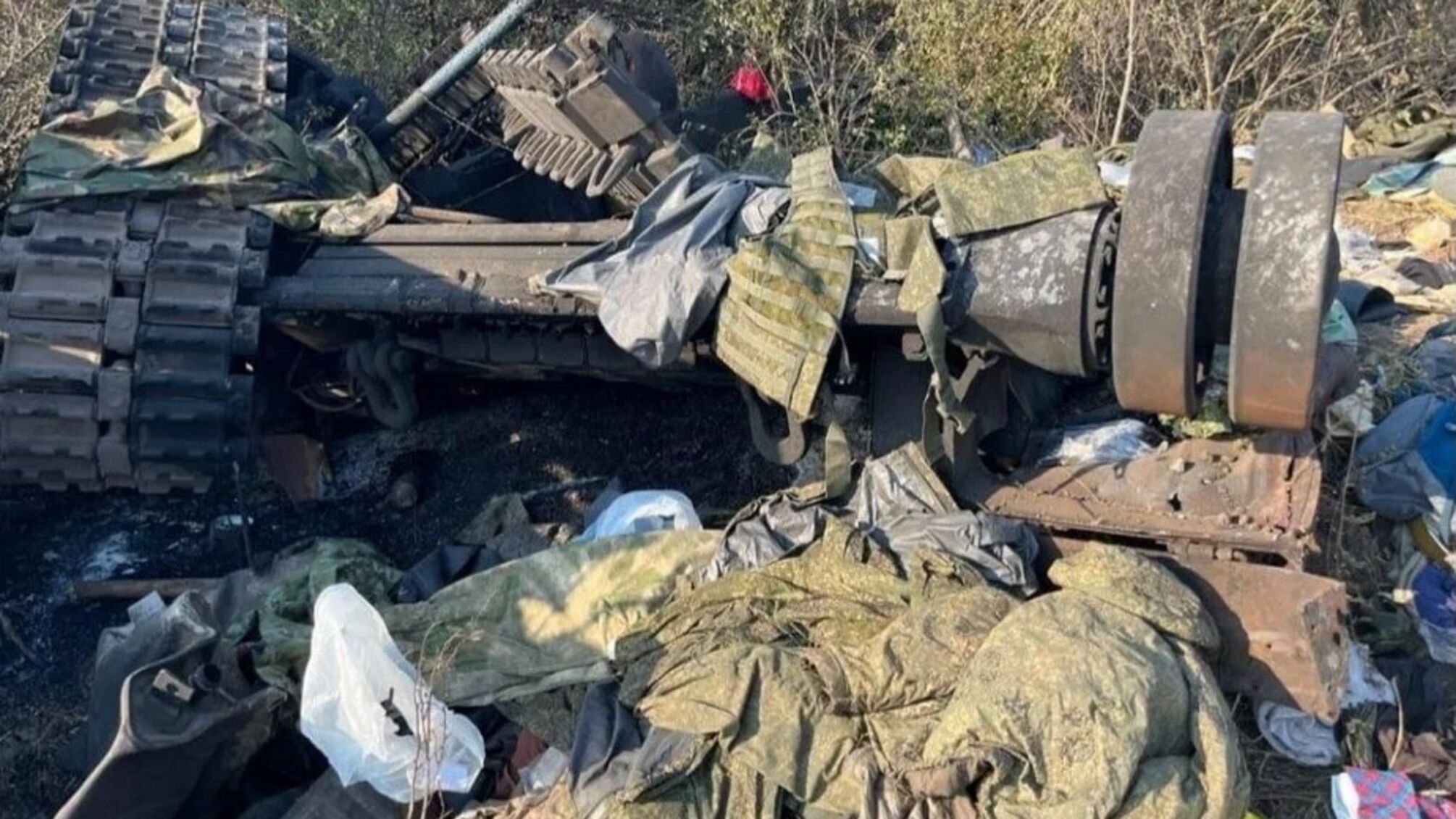 Своєю ж зброєю: відірвана вежа російського танка вбила окупанта