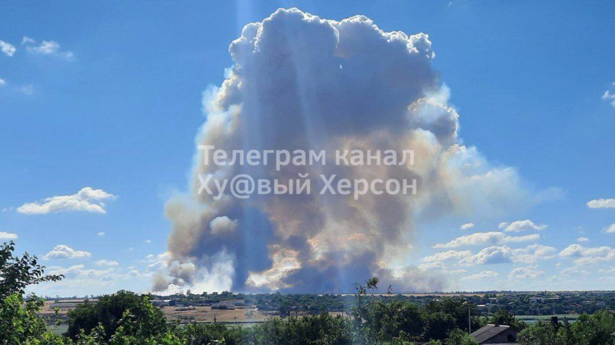 Ранковий вибух під Херсоном: у районі Дар'ївки - пожежа