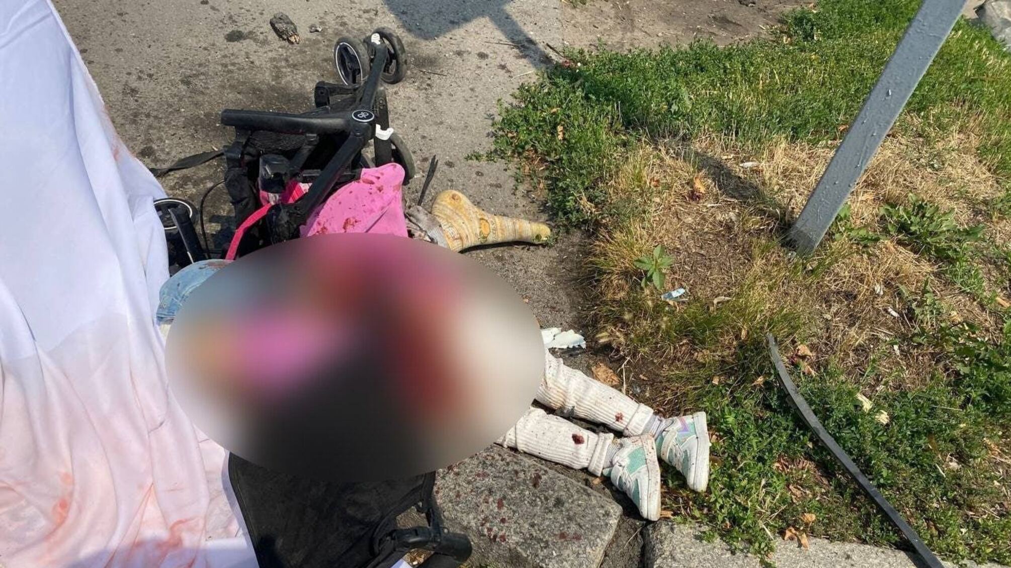 Йшли останній раз на заняття: у Вінниці росіяни вбили 'сонячну' дівчинку, її матір у лікарні