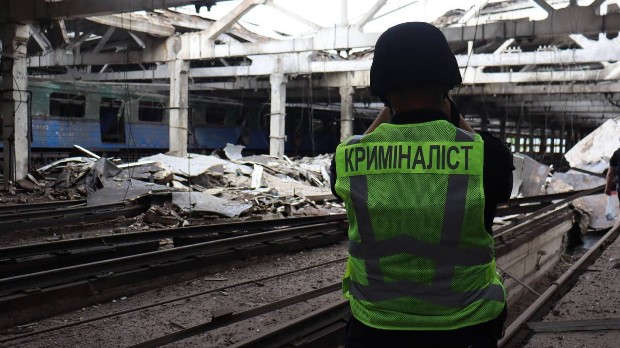 ОВА: росіяни завдали удару по депо метрополітену в Харкові (фото)