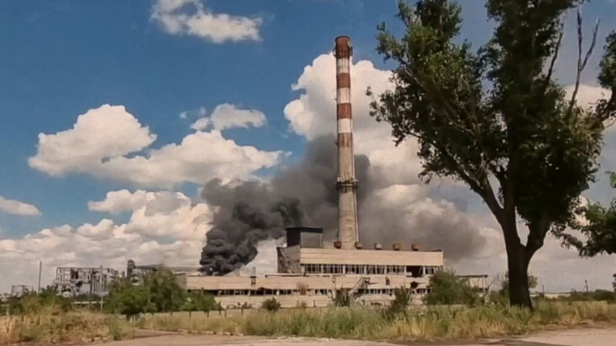 Сопротивление растет: в оккупированном Мариуполе горит завод 'Сателлит' (видео)