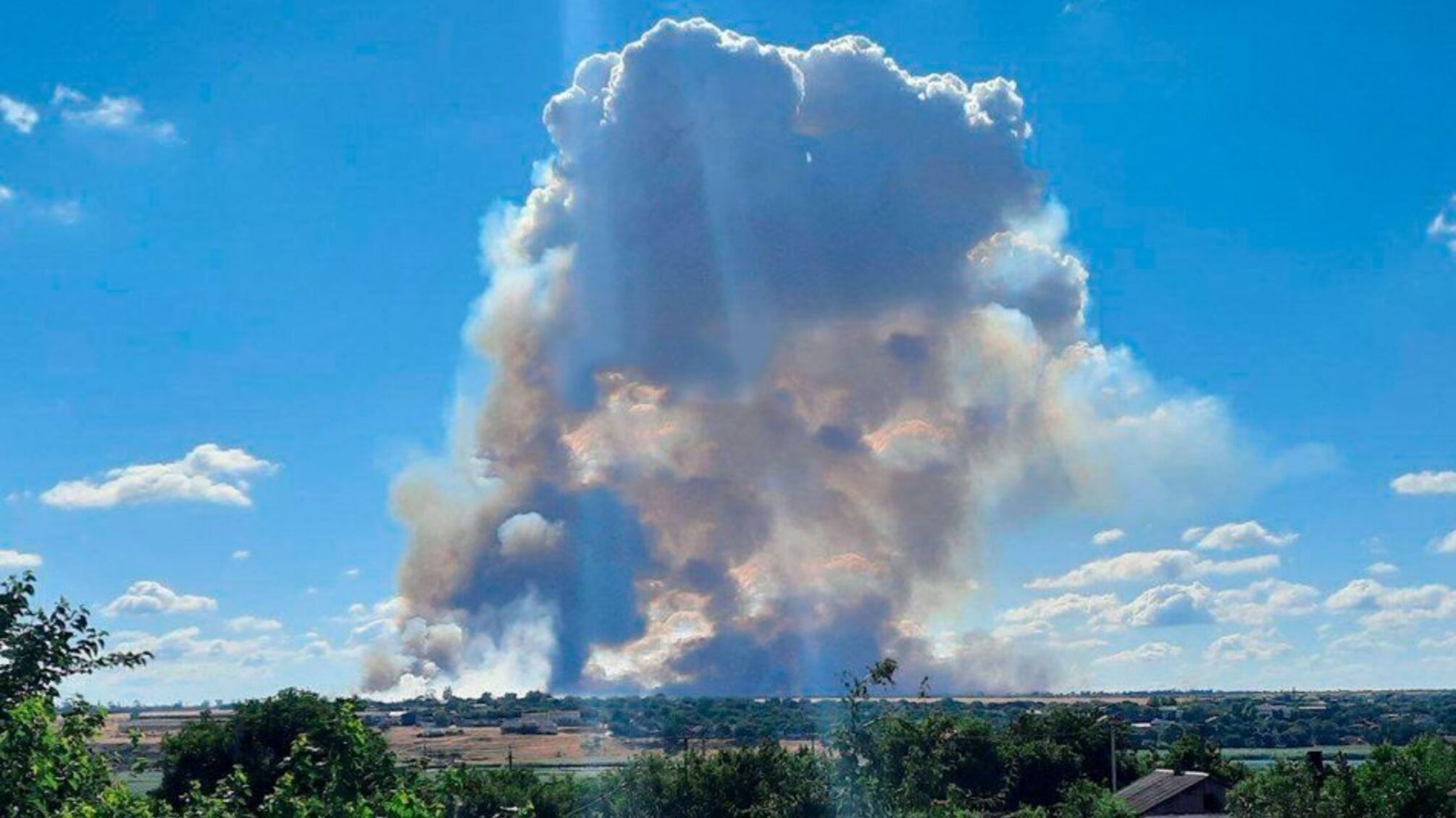 Ранкові вибухи біля Херсону: ЗСУ знищили черговий склад окупантів (фото)