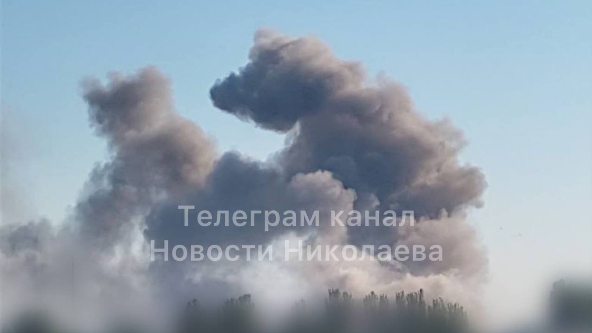 В Николаеве слышали более 10 взрывов: над городом поднялся столб дыма