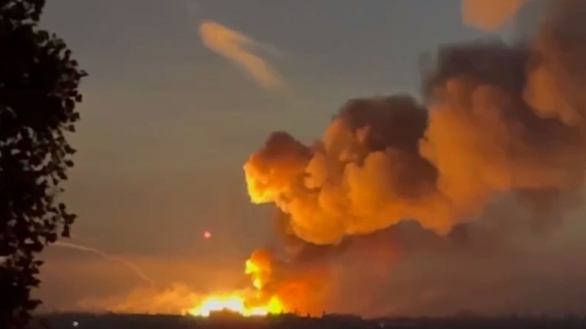 Взрывается и пылает: в оккупированной Кадиевке в Луганской области уничтожен склад боеприпасов врага (видео)